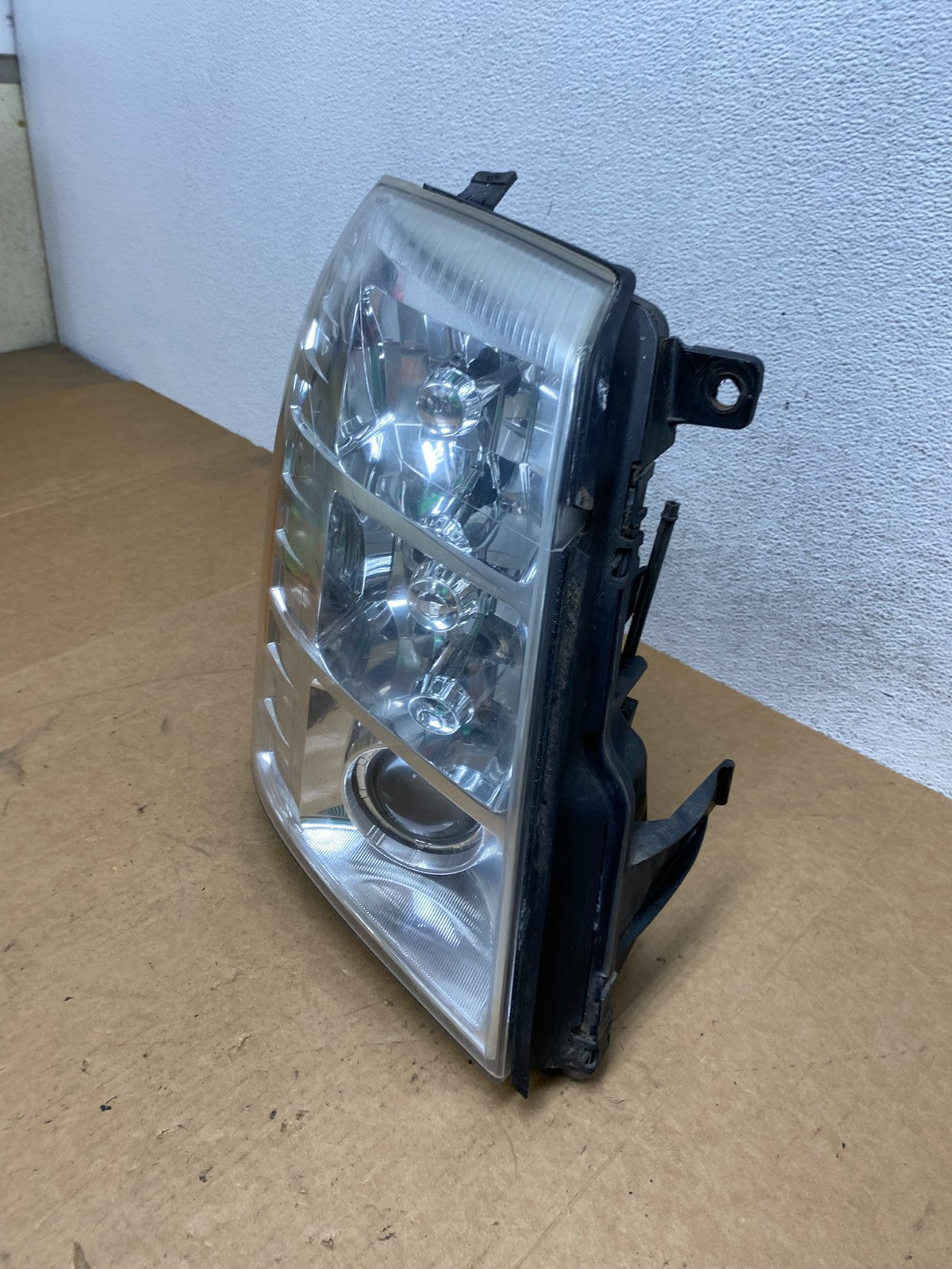 2007 - 2014 Cadillac Escalade Right Passenger Side Xenon HID Headlight AE3219 DW1