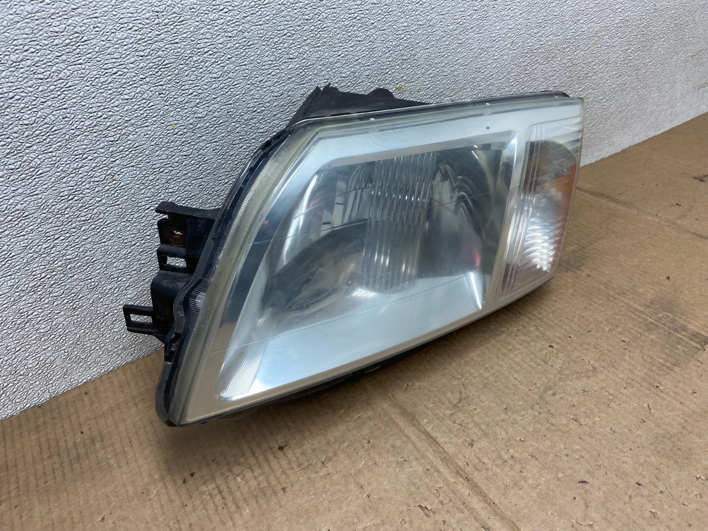 2004 - 2008 Mitsubishi Endeavor Headlight Left Driver Lh Side AA6306 DW2