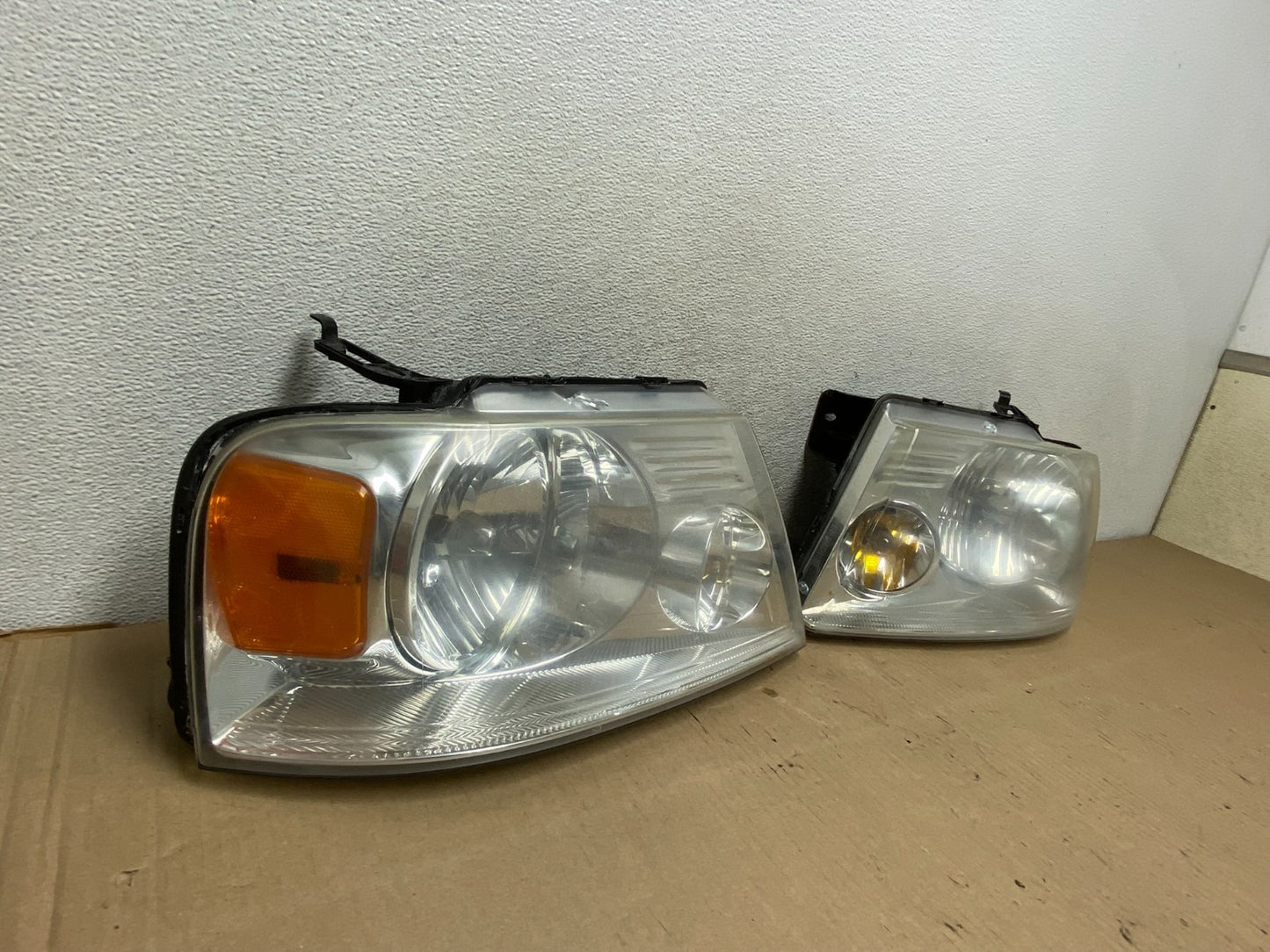 2004 to 2008 Ford F-150 F150 Left+Right Halogen Headlights AG7923 DW1