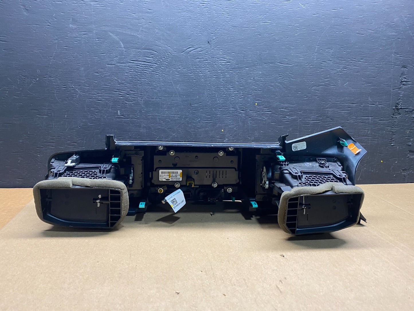 2020 to 2023 Ford  Explorer Console Radio Display Screen Air Vents G4101 DG1 Oem4