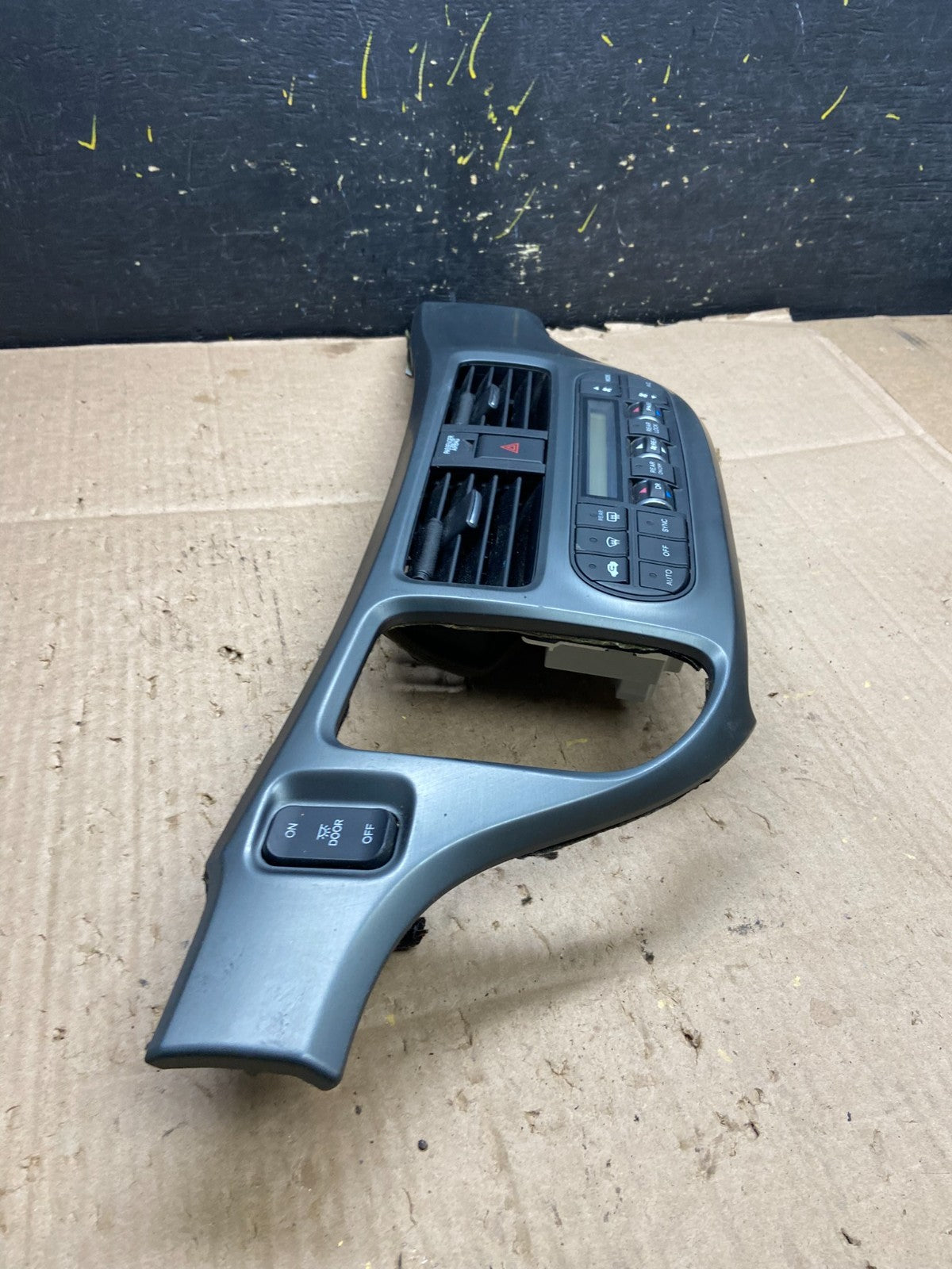 2005 to 2010 Honda Odyssey  Radio Climate Control Dash Trim Bezel Y5424 DG1