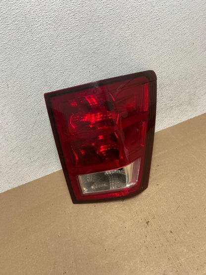 2005 - 2006 Jeep Grand Cherokee Right Passenger Rh Side Tail Light AE5032 LK2