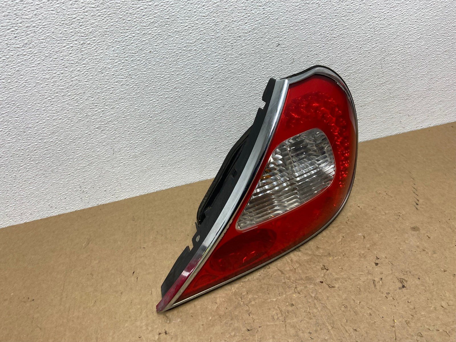 2004 to 2006 Jaguar XJ8 Right Passenger RH Side Tail Light AC1490 LK2