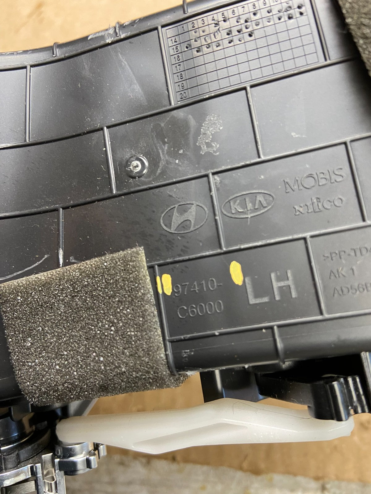 2016 - 2018 Kia Sorento Center Console Radio Air Vent Bezel Trim af1829 DG5