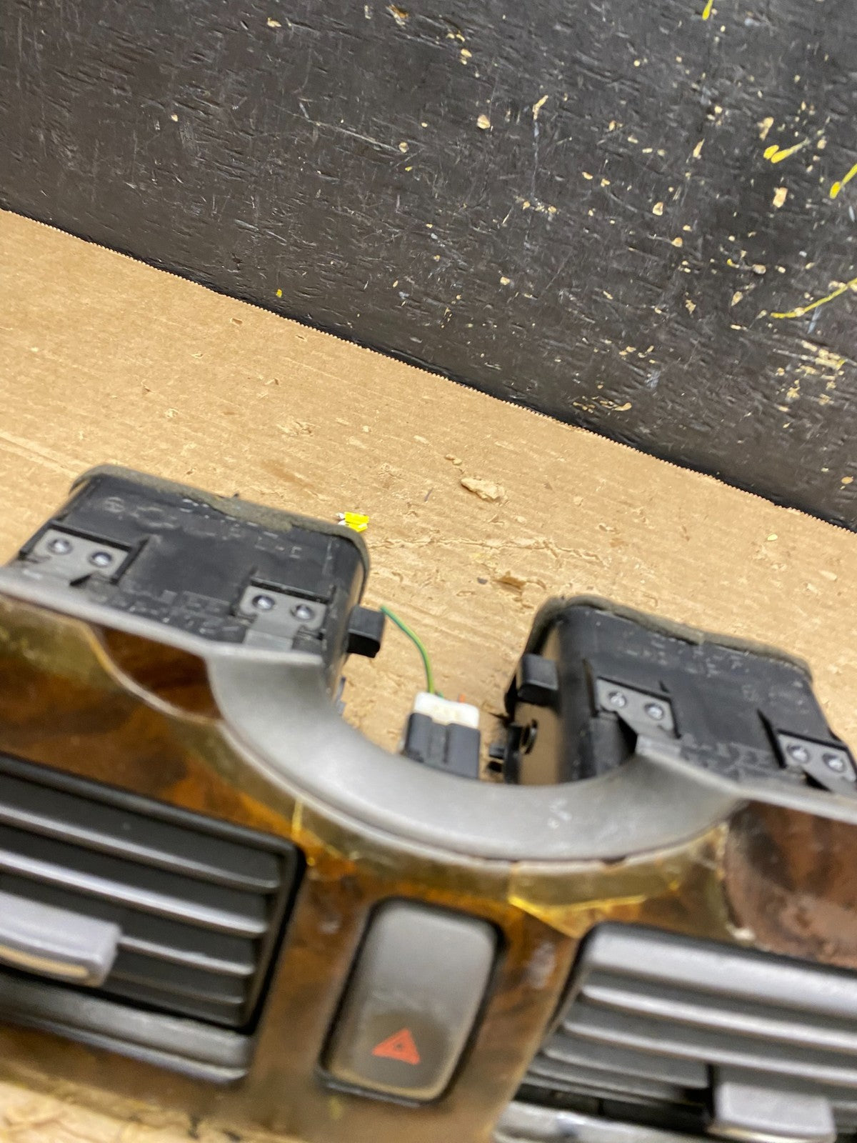 2000 2001 Infiniti I30 Center Dashboard Air Vent OEM x1602 DG1