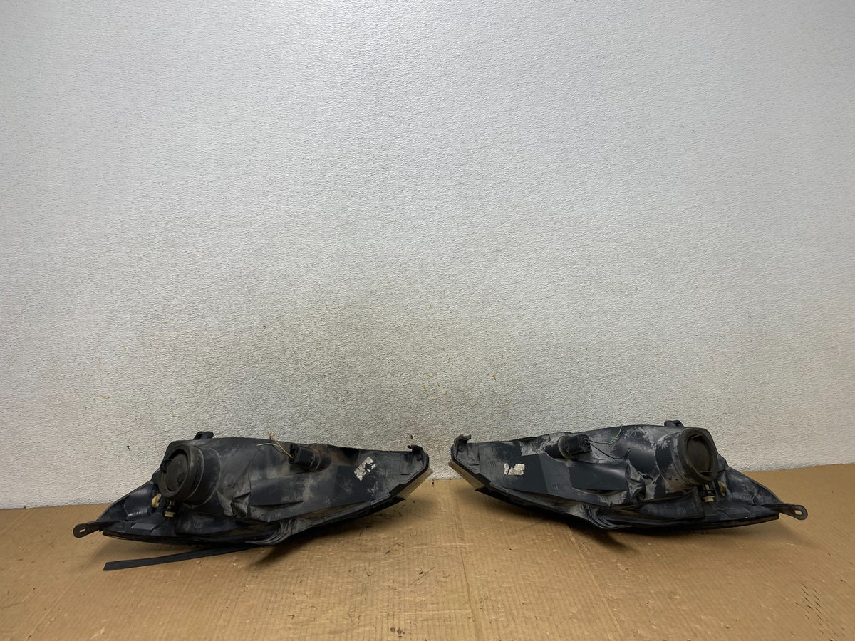 2000 to 2002 Ford Focus Left+Right Set Halogen Headlights AI8108 DW6