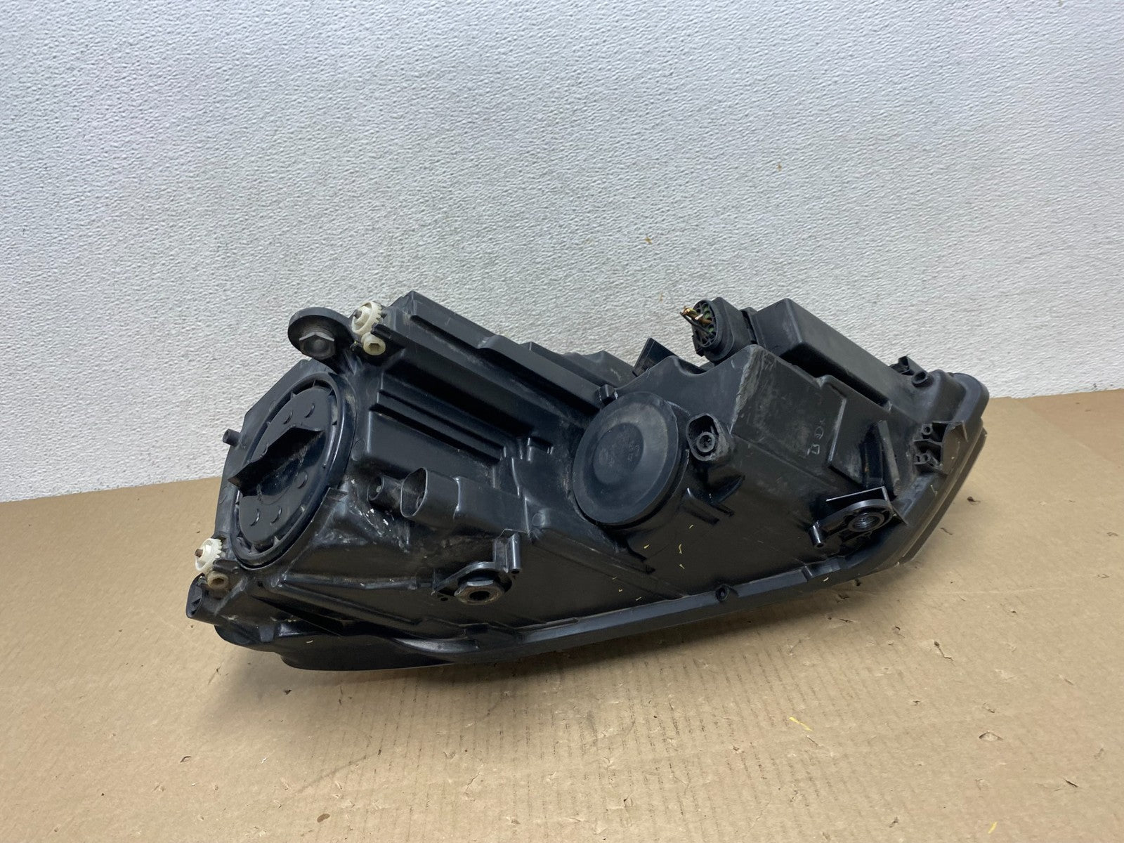 2011 to 2014 Volkswagen Jetta Right Passenger RH Headlight Halogen AG5924 DW7