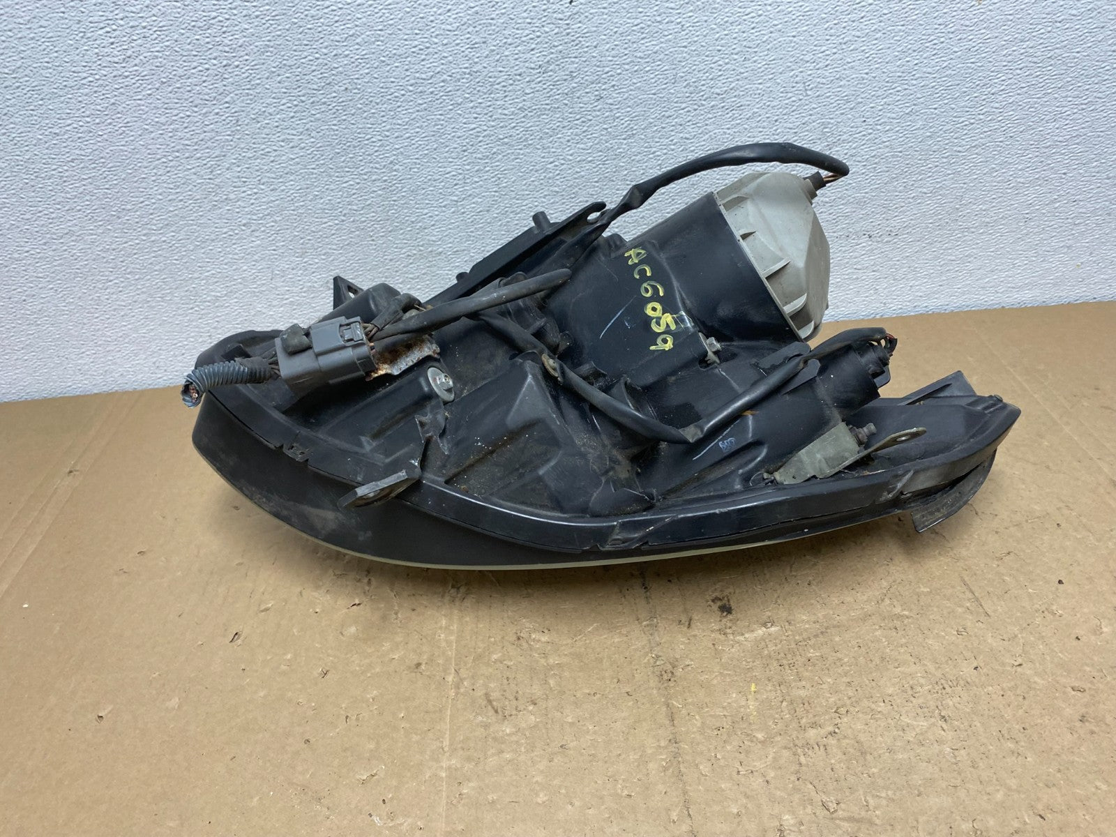 2004 to 2006 Nissan Maxima Left Driver Side Headlight Halogen AC6059 DW5