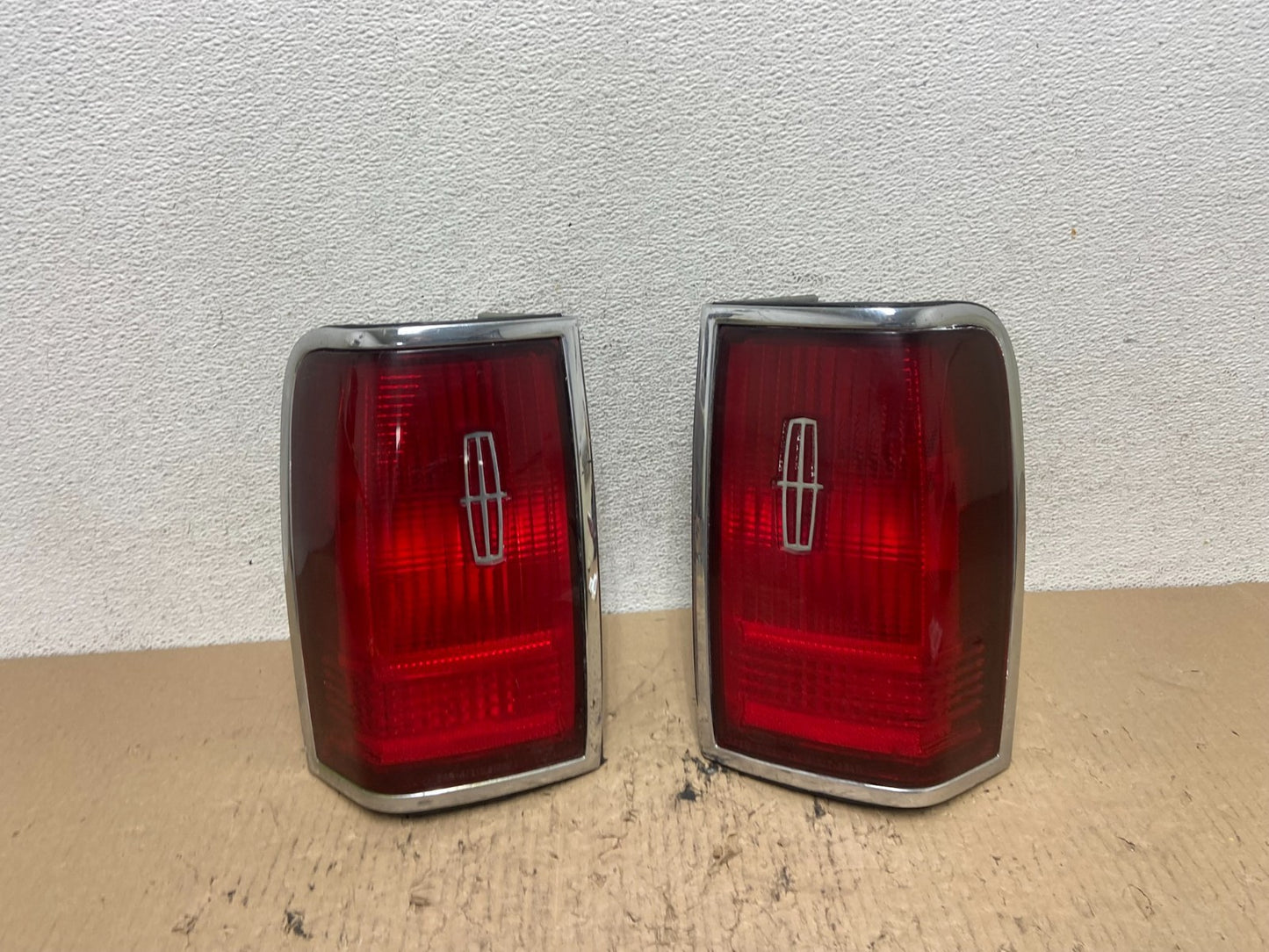 1990 to 1994 Lincoln Town Car Left+Right Side Tail Lights AF7160 DW0