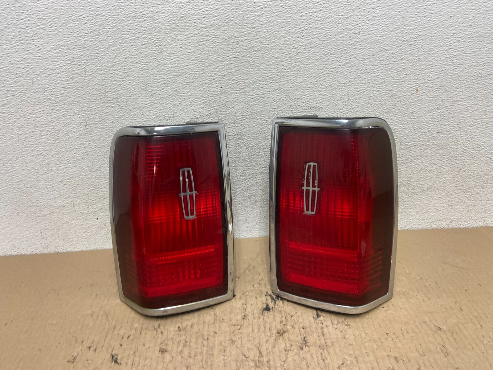1990 to 1994 Lincoln Town Car Left+Right Side Tail Lights AF7160 DW0