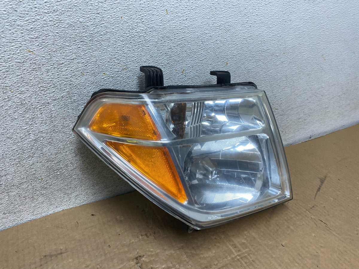 2005 to 2007 Nissan Pathfinder Halogen Headlight Right Passenger AI8186 DW2