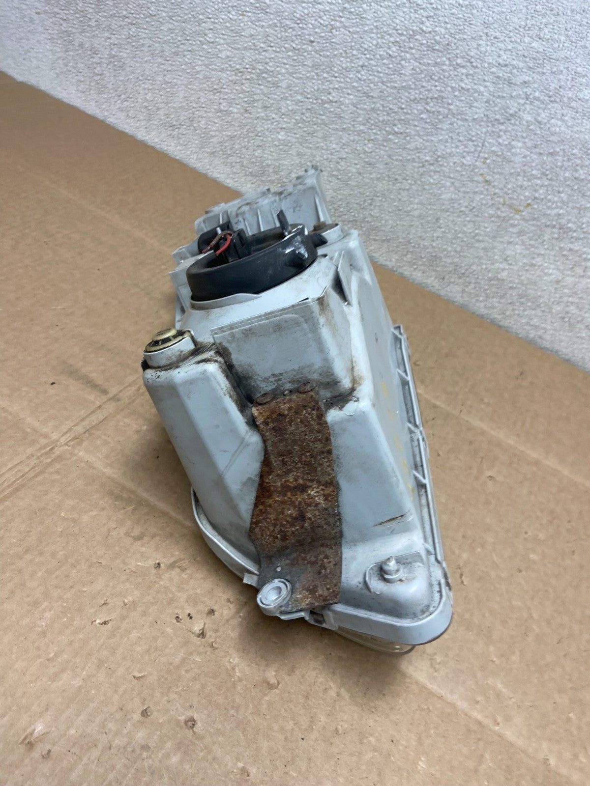 1999 to 2000 Mazda Protege Right Passenger RH Side Headlight OEM Y8523 DW7