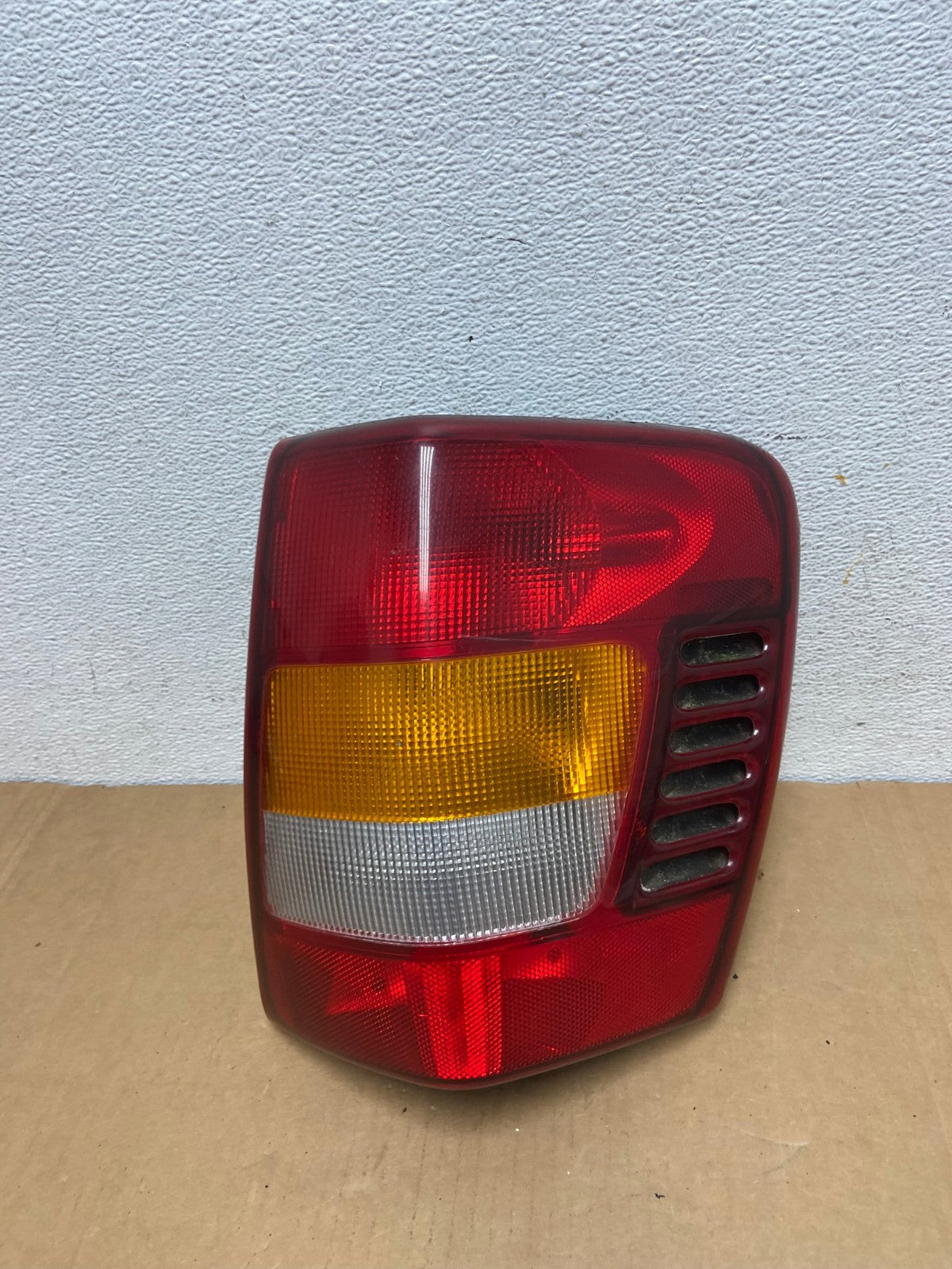 1999-2004 Jeep Grand Cherokee WJ Right Passenger Rh Tail Light AD2585 LK0