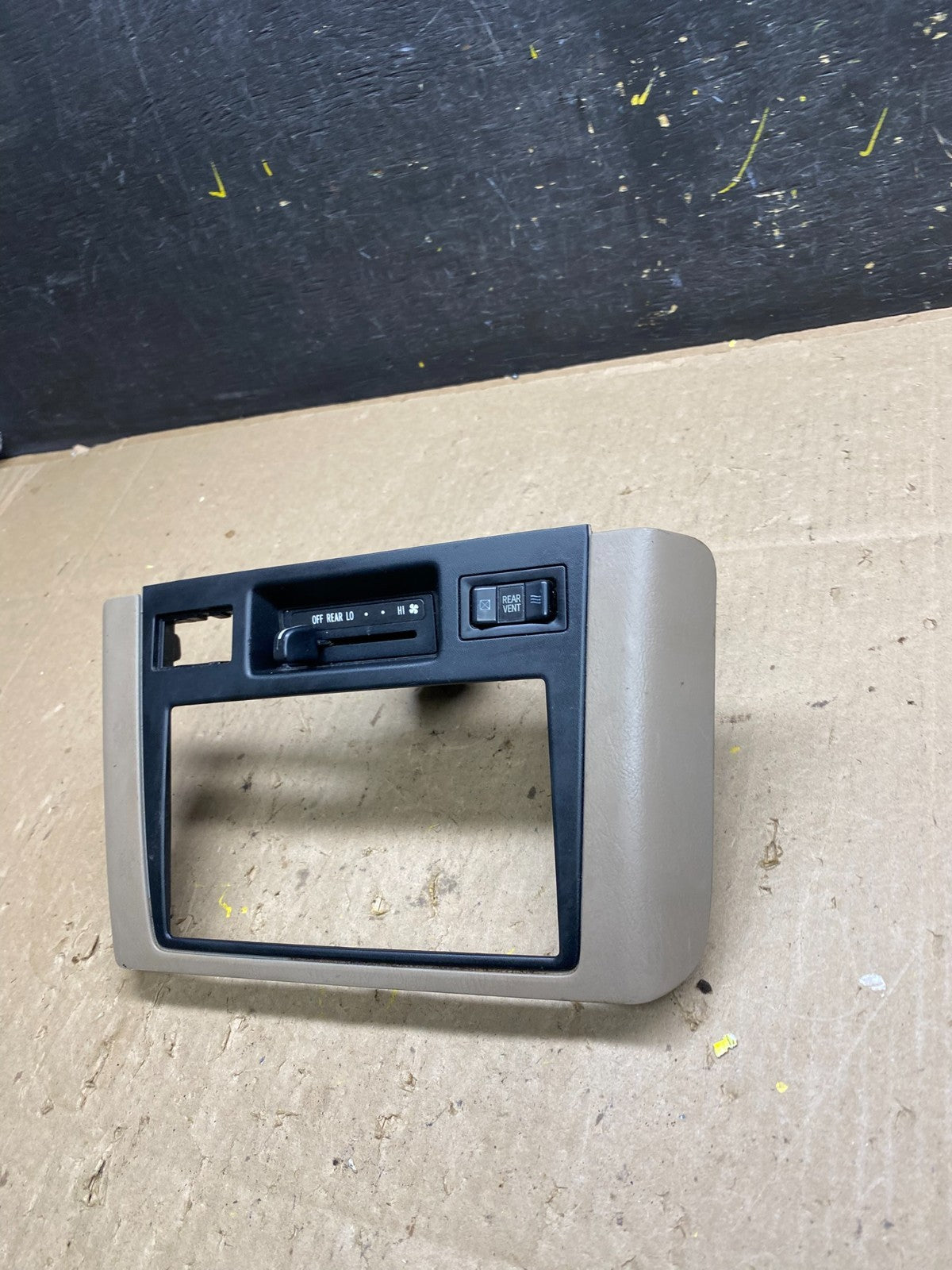 1998 to 2000 Toyota Sienna Center Console Radio Trim Bezel U4915 DG2