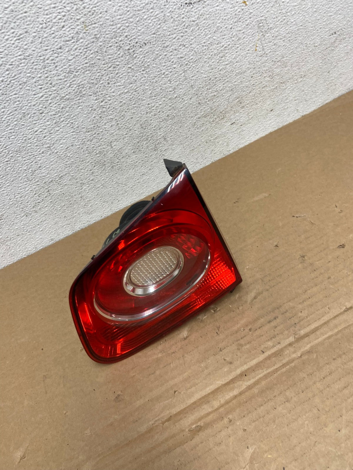 2009-2011 Volkswagen Tiguan Right Passenger Side Inner Tail Light AD3868 LK2