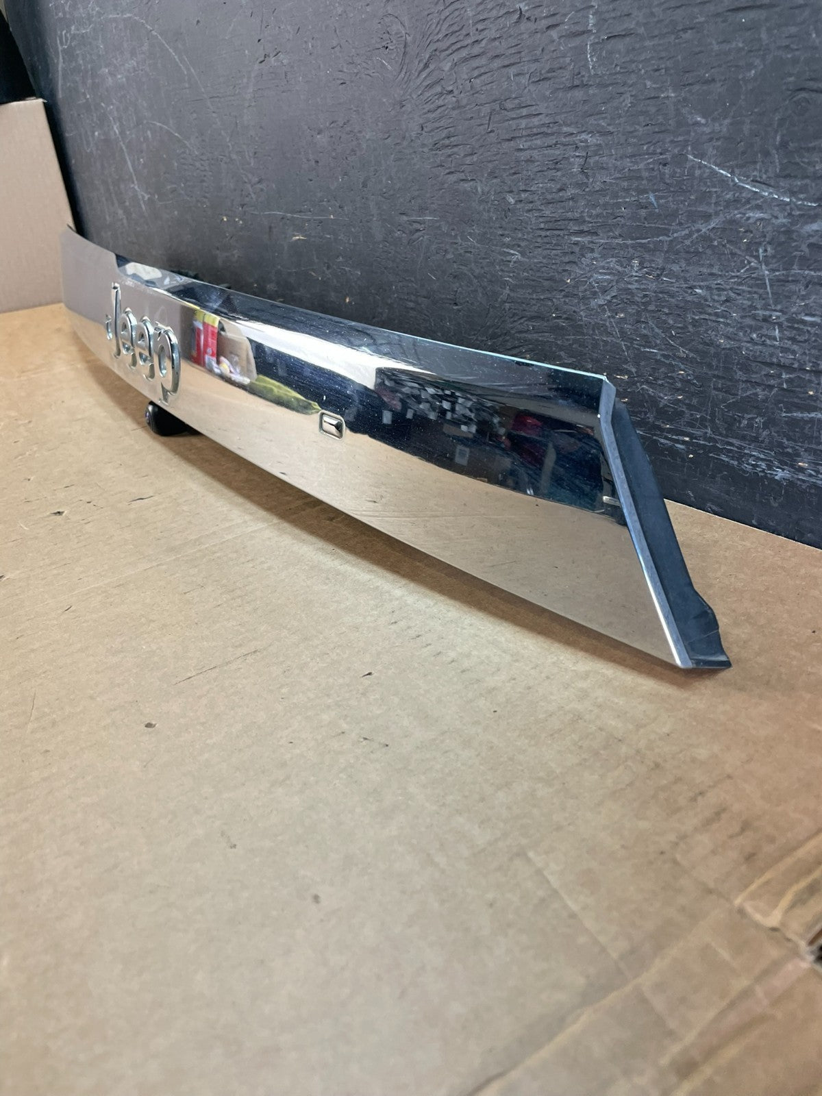 2011-2013 Jeep Grand Cherokee Liftgate Garnish Molding Trim W/ Camera AE8405 DG1