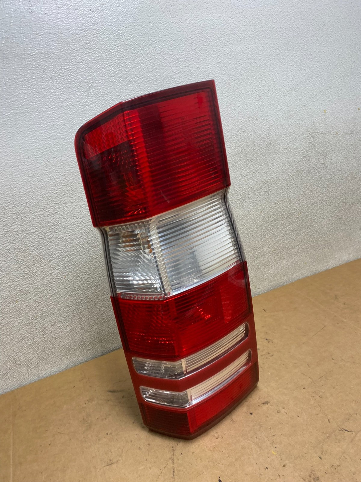 2010-2018 Mercedes Sprinter Right Passenger Rh Tail Light X4922 DW2