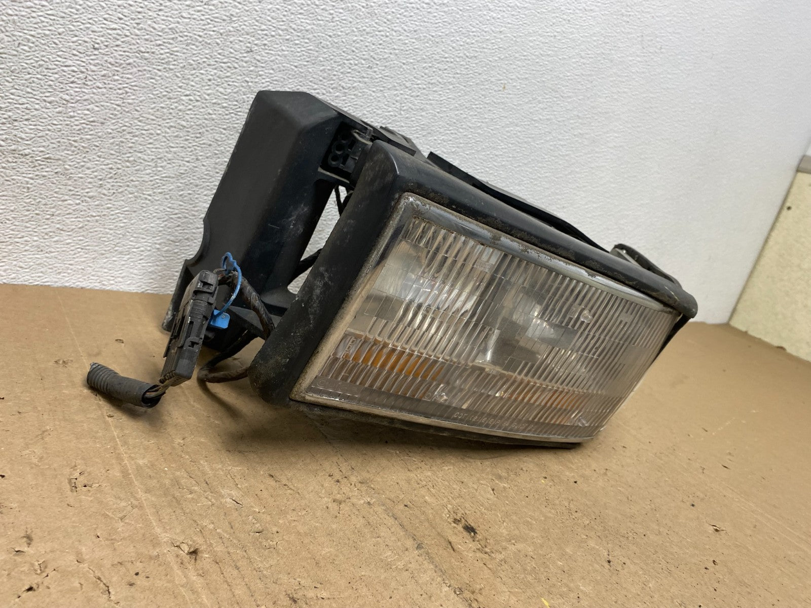 1994 1995 1996 Cadillac Deville Left Driver LH Headlight + Turn Signal AC5871 DW2