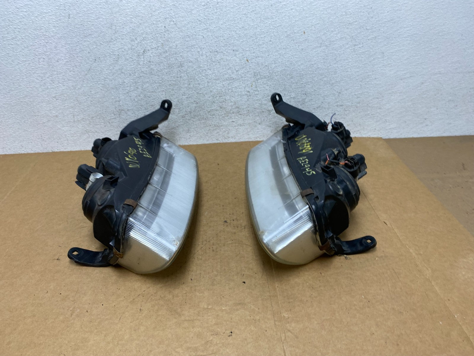 2000 to 2002 Saturn L Series Headlights Left+Right Side AE2945 DW10