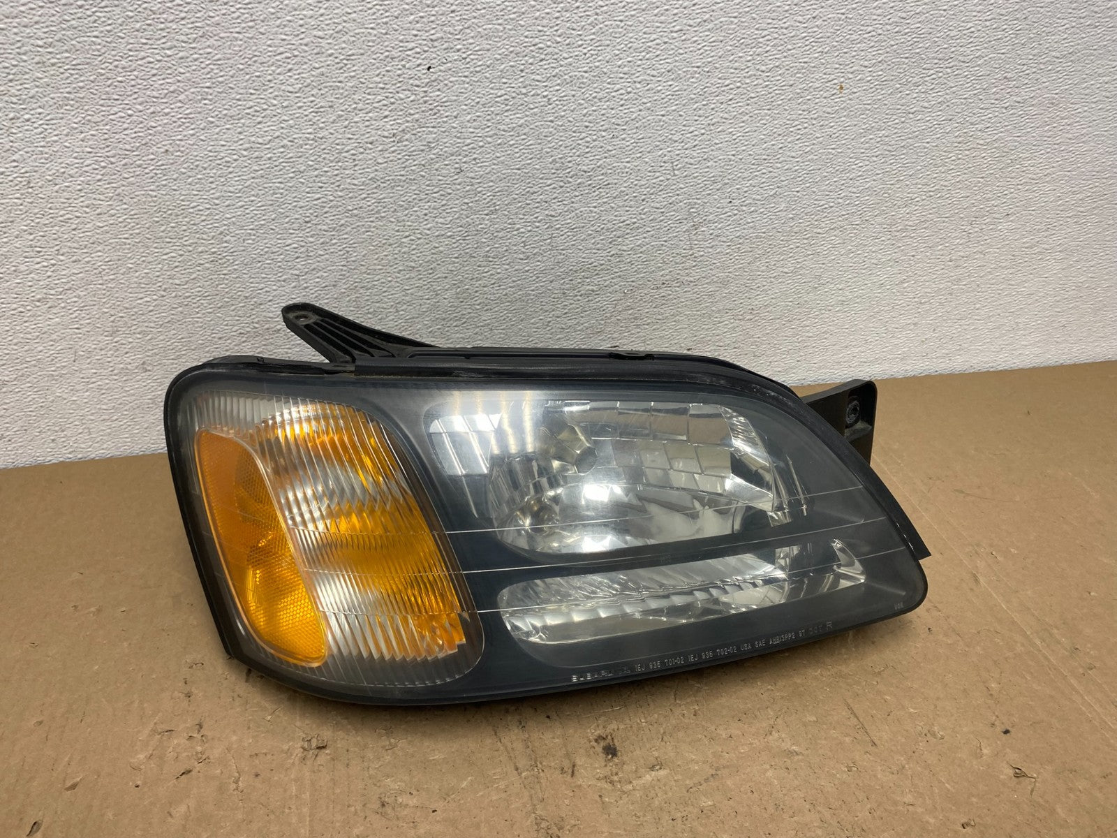 2001 to 2004 Subaru Legacy Outback Right Passenger Rh Headlight AC6018 DW0