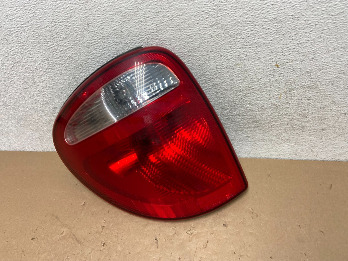 2004 to 2007 Dodge Grand Caravan Left Driver Lh Side Tail Light AG43931