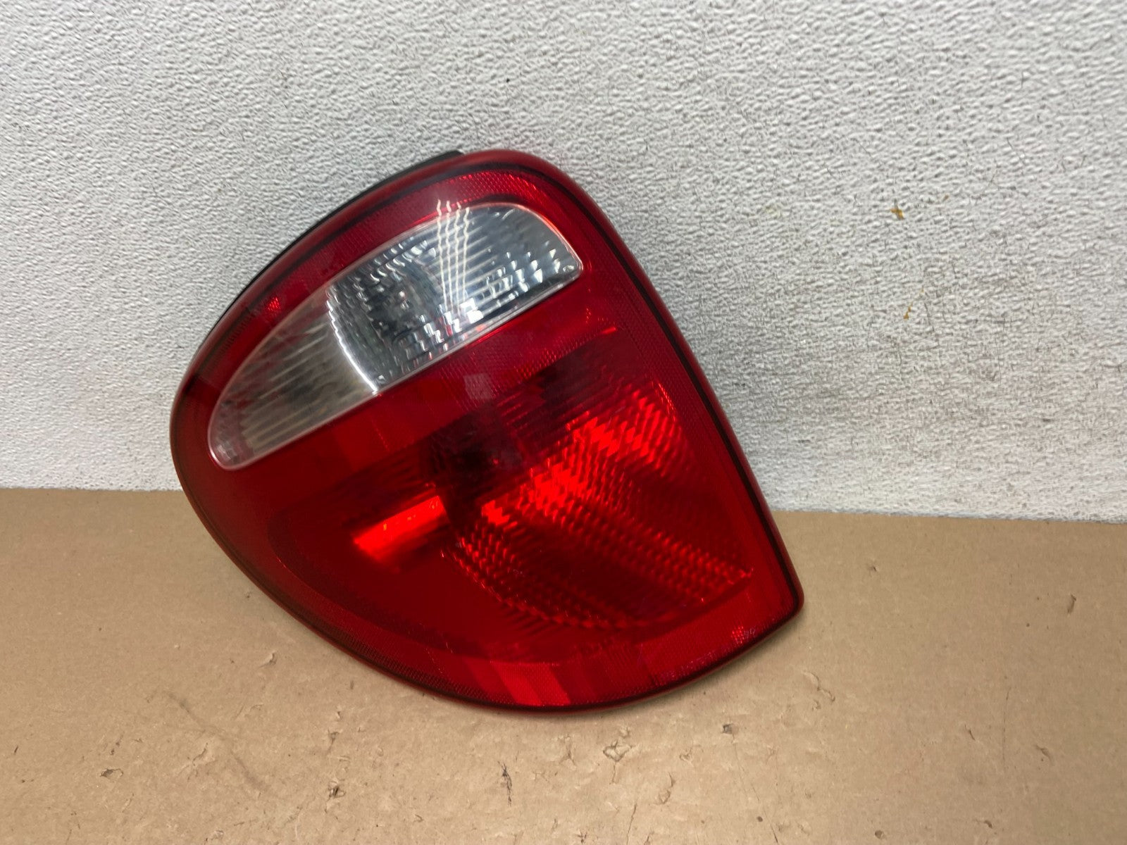 2004 to 2007 Dodge Grand Caravan Left Driver Lh Side Tail Light AG43931