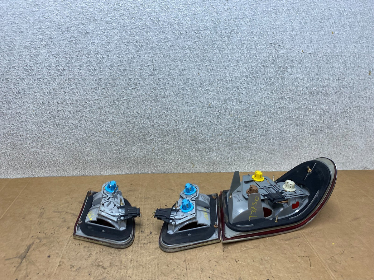 2000-2002 Mercedes-Benz E-CLASS E430 E320 Left Driver Side Tail Light T3750 DW8