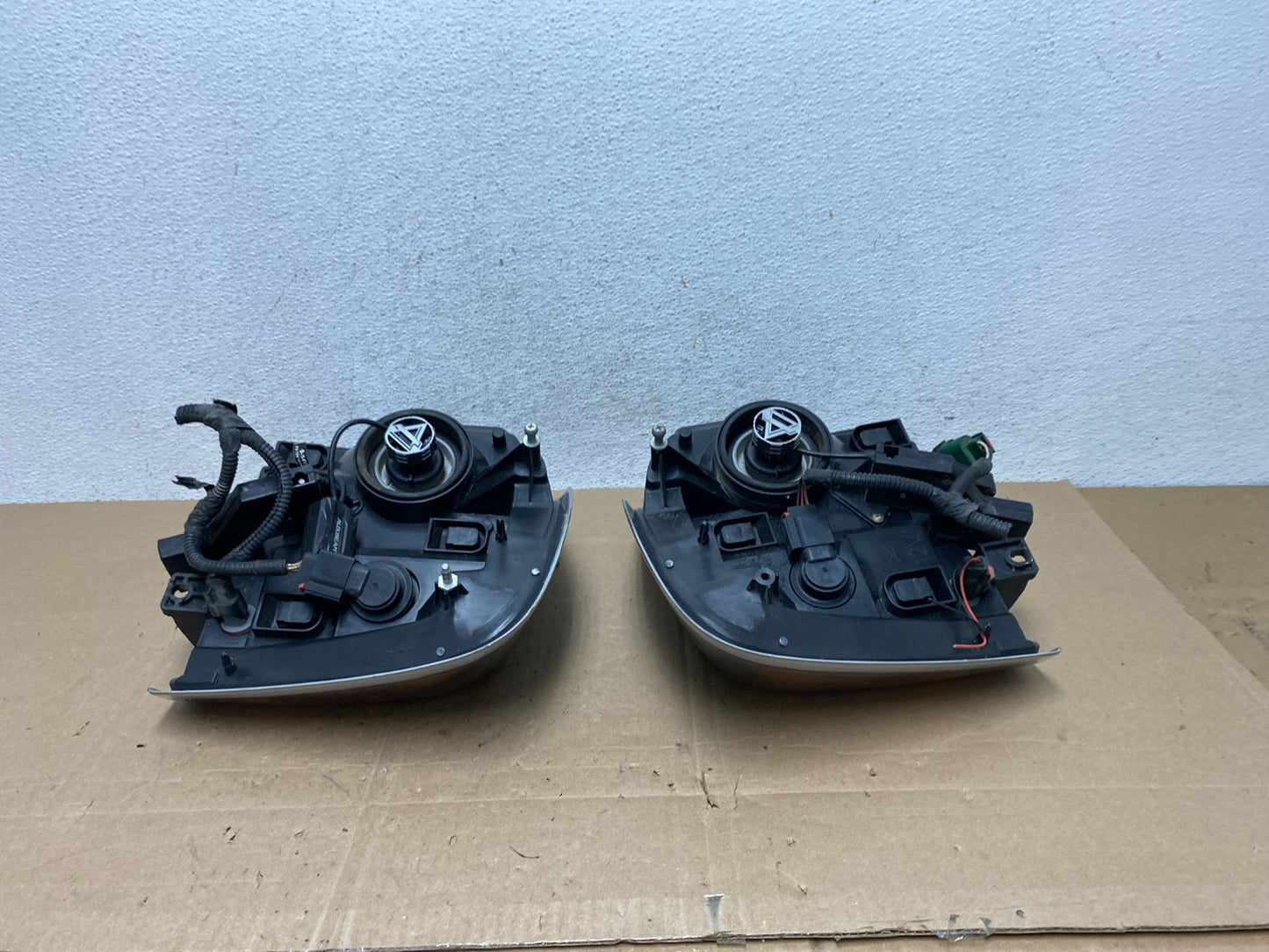 2004 - 2005 Dodge Durango Left+Right Side Headlights AE5074 DW8