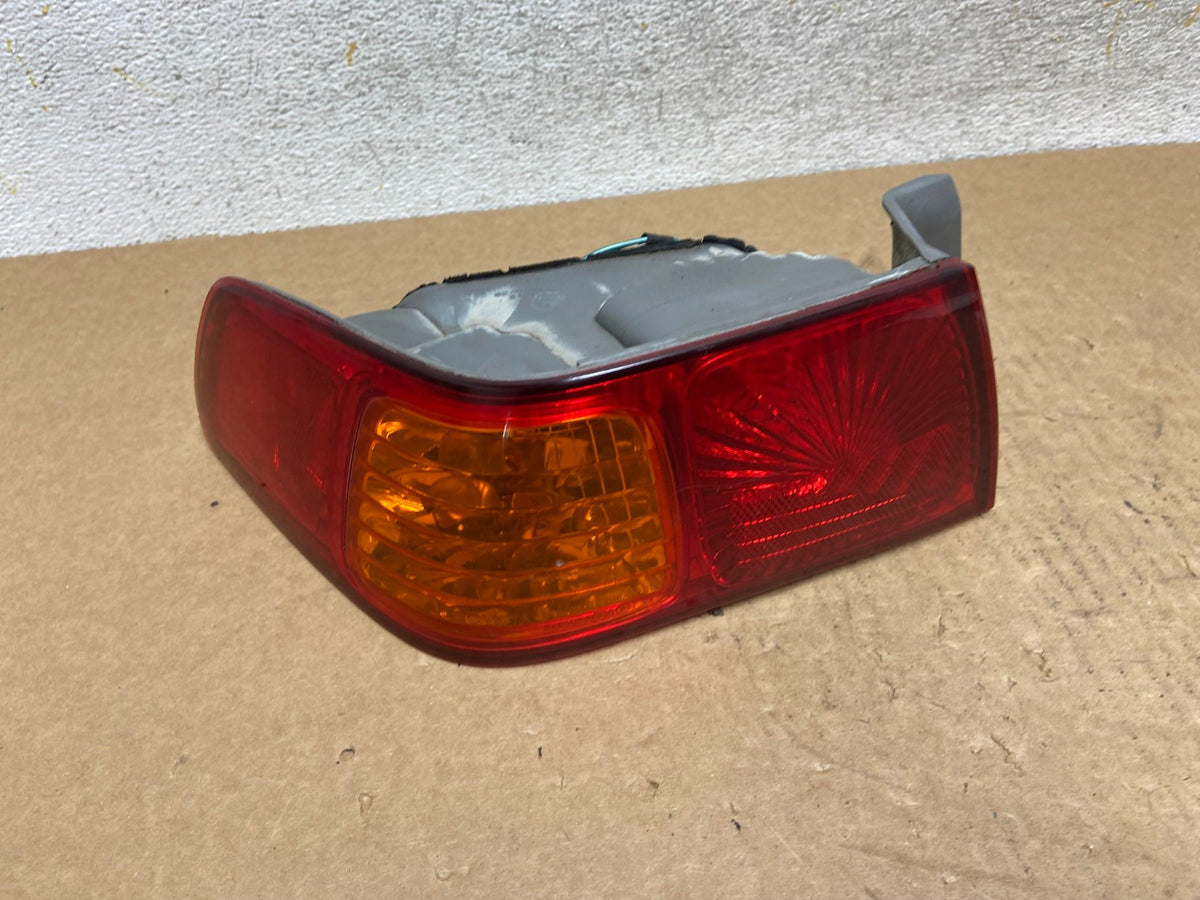 2000 to 2001 Toyota Camry Tail Light Left Driver Lh Side AI3430 LK0