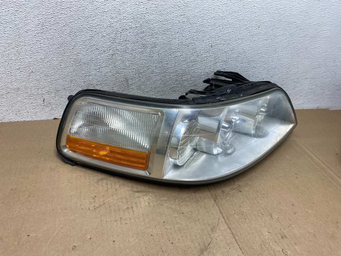 2005 to 2011 Lincoln Town Car Right Passenger Rh Side Headlight AG4660 DW2