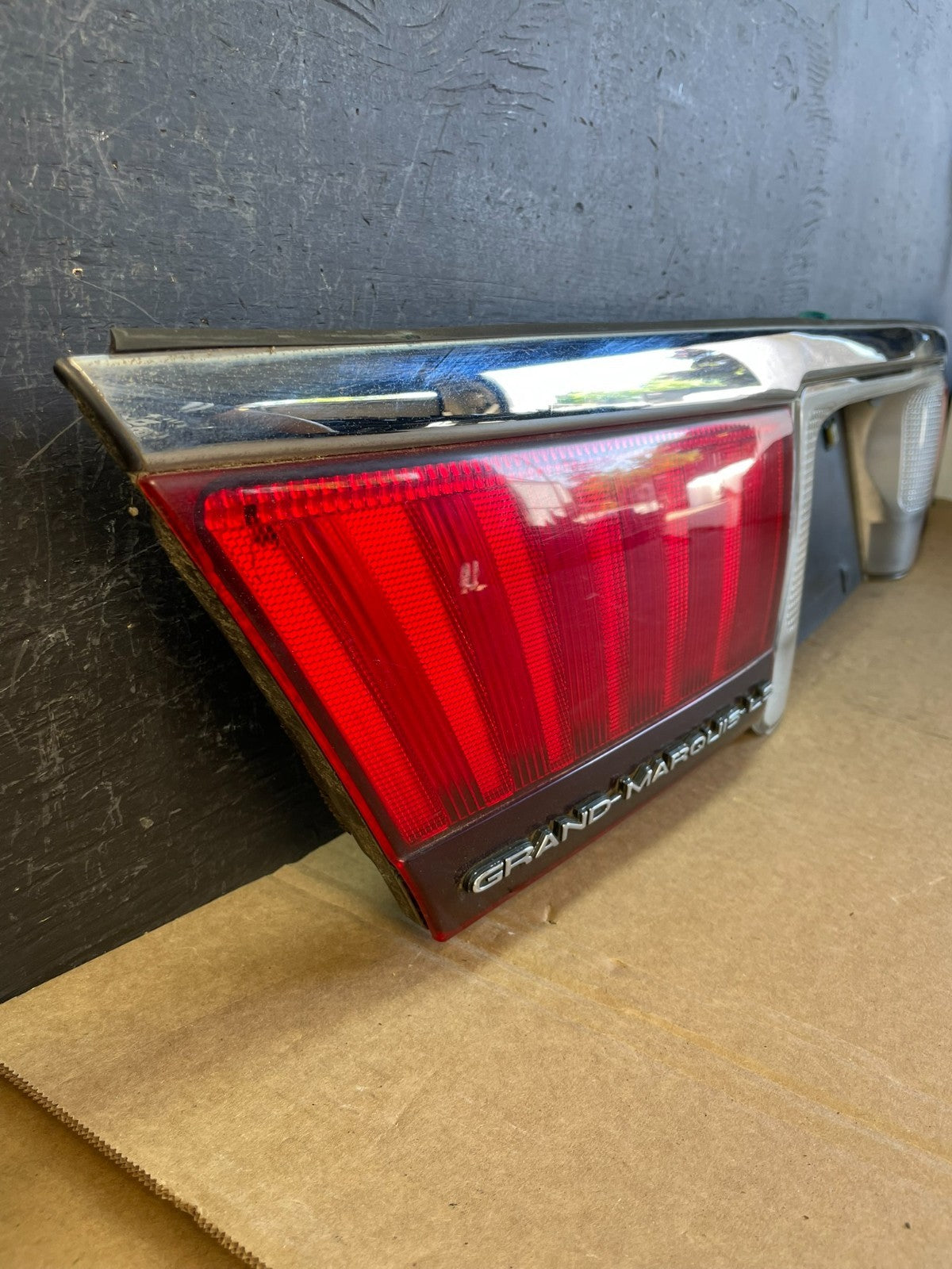 1998 to 2002 Mercury Grand Marquis Trunk Lid Center Tail Light AD0056 DG2