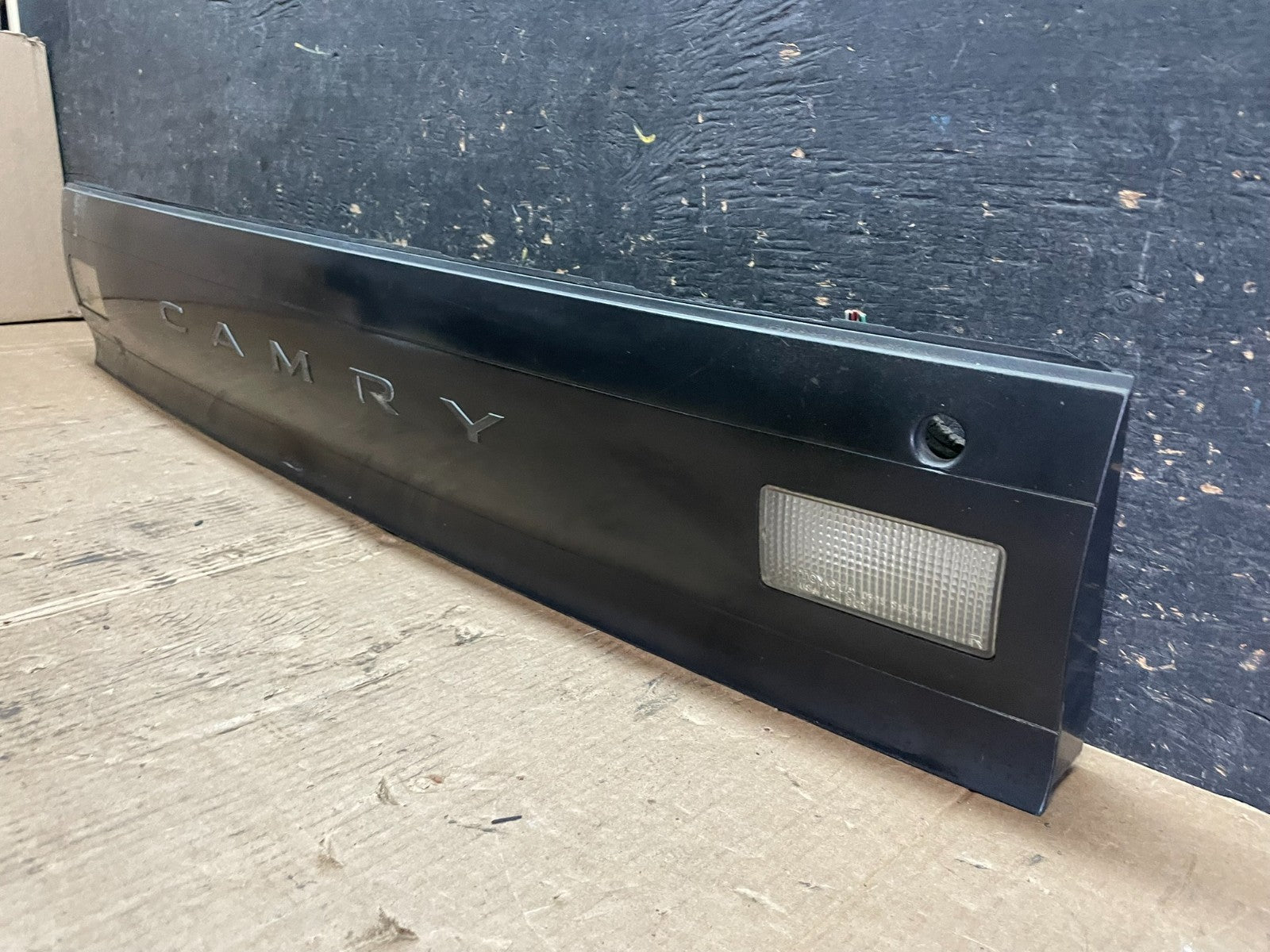 1992 1993 1994 Toyota Camry Center Trunk Panel Rear Tail Light OEM Z5895 DG2