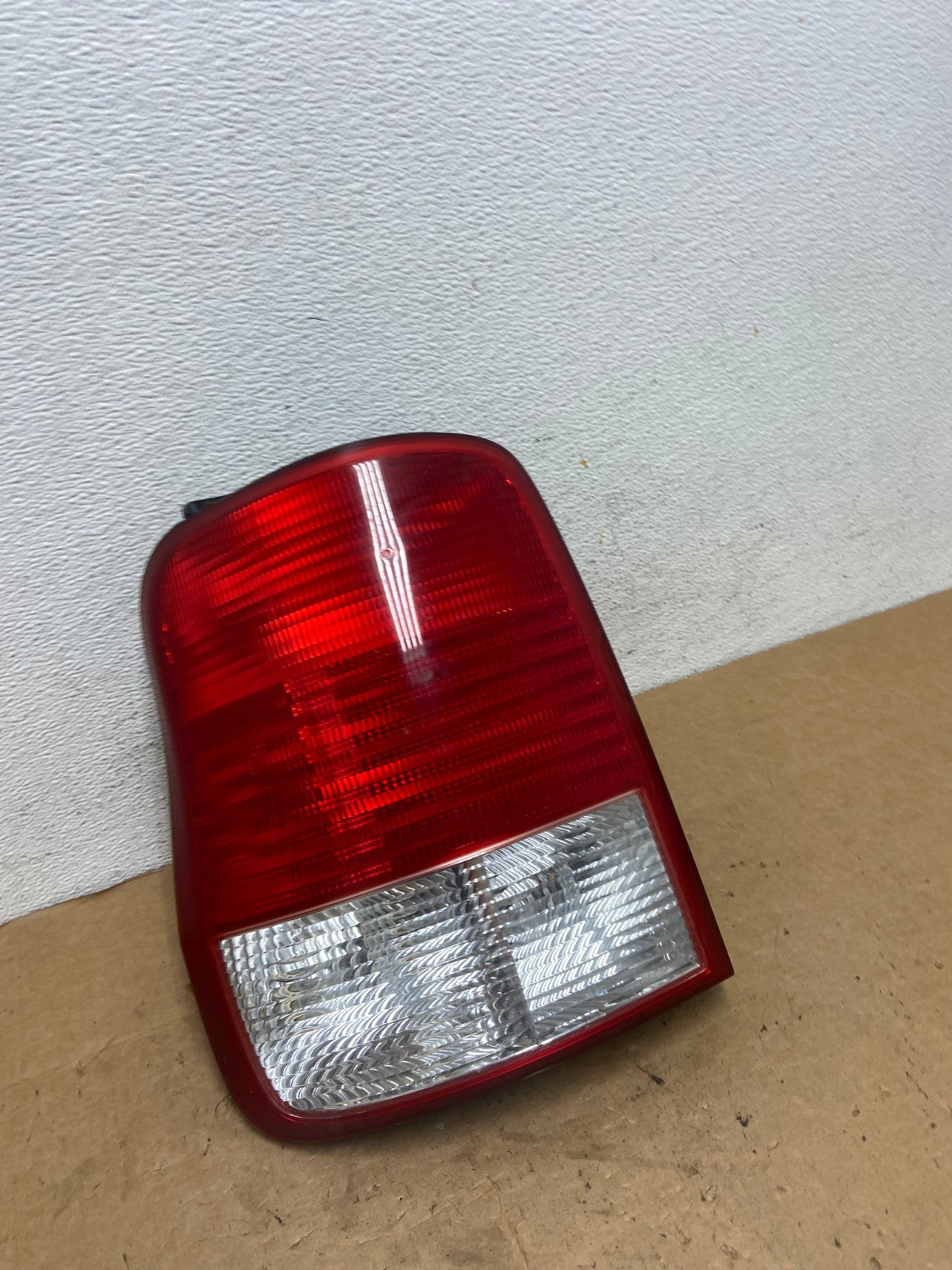 2002 Kia Sedona Left Driver LH Side Tail Light AD5143 LK2