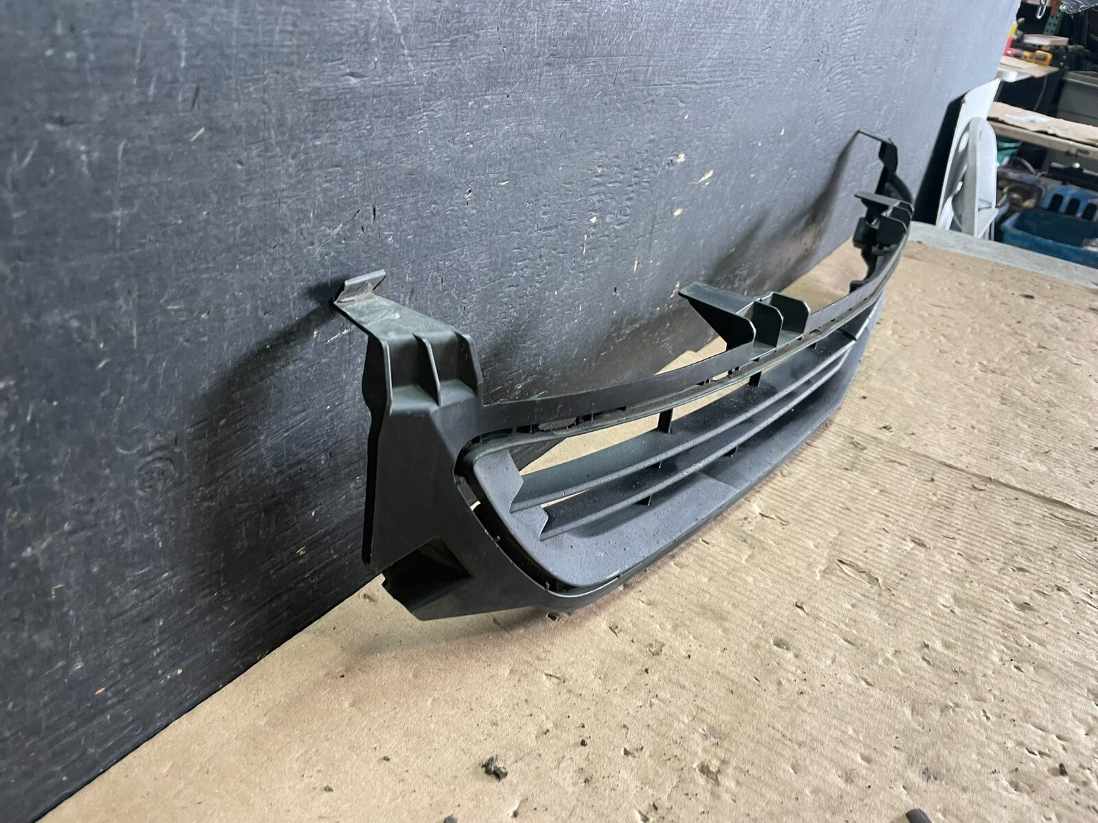 2014 to 2016 Chevrolet Malibu Front Bumper Center Grille Black 22995188 n5677 DG2