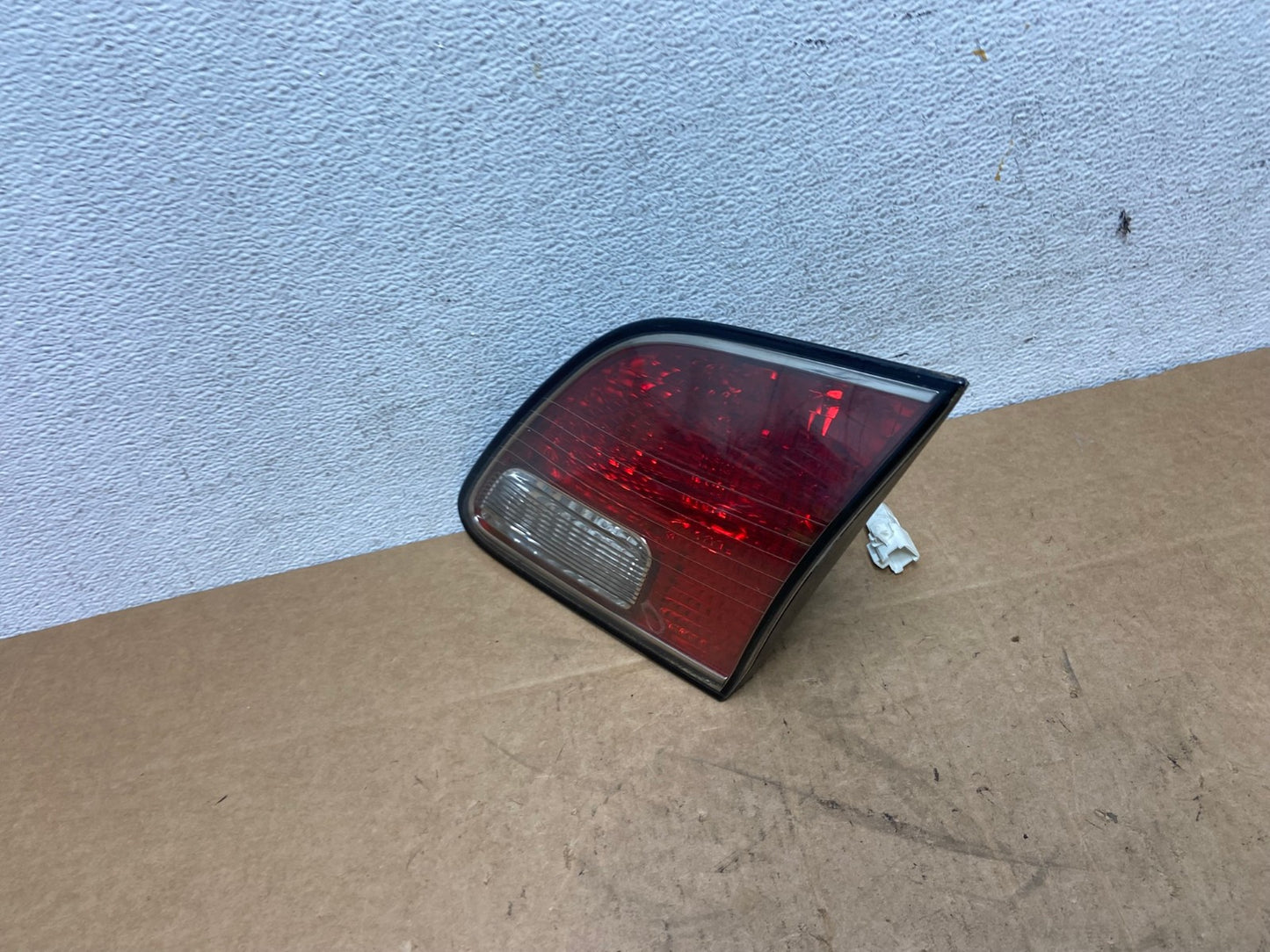 2002 2003 2004 Lexus Es300 Es330 Right Passenger Inner Tail Light AD6361 LK1