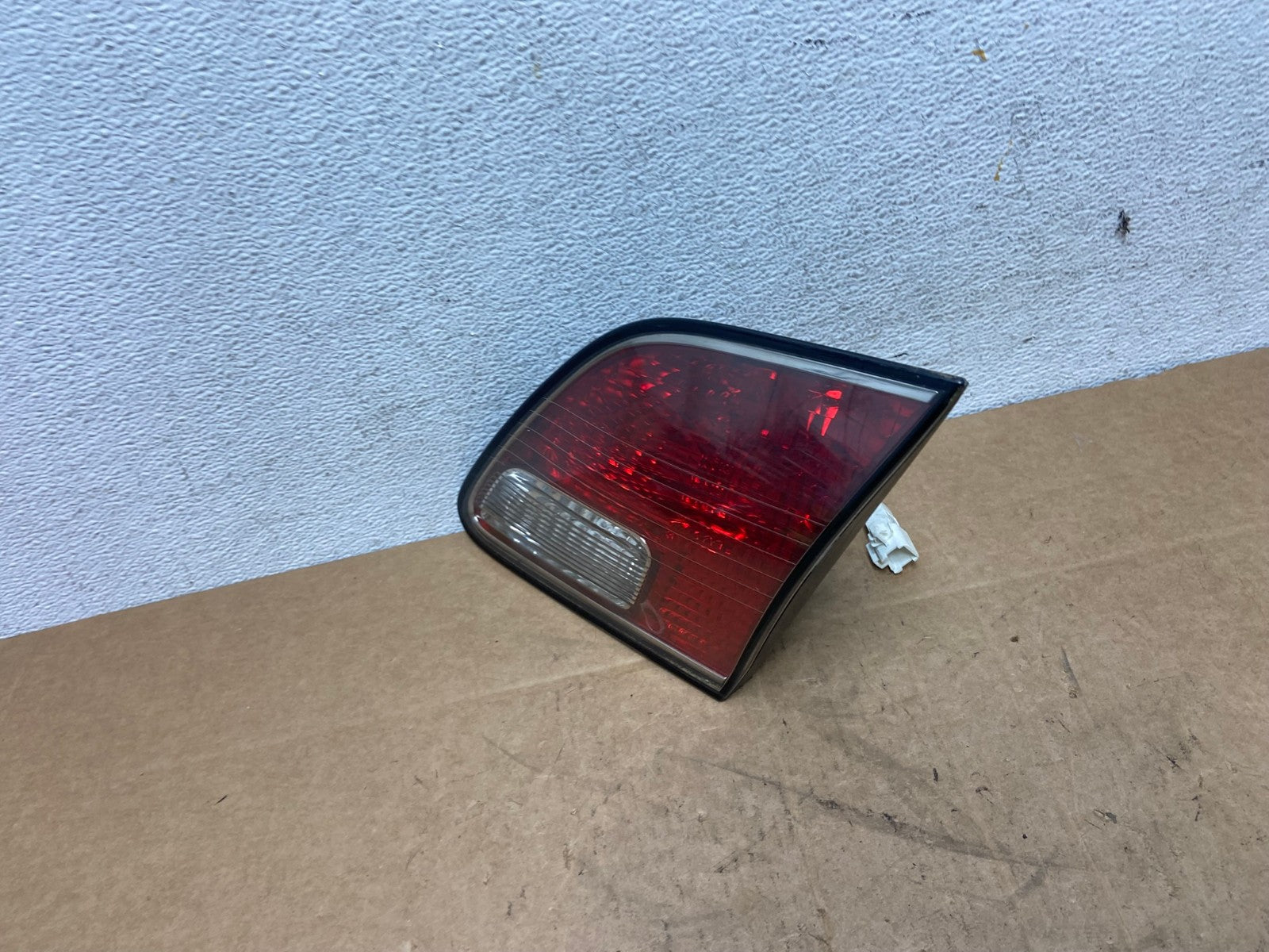2002 2003 2004 Lexus Es300 Es330 Right Passenger Inner Tail Light AD6361 LK1