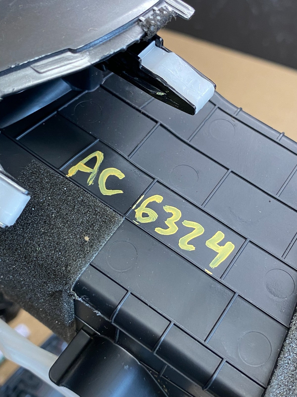 2016 - 2018 Kia Sorento Center Console Radio Air Vent Bezel Trim AC6324 DG8