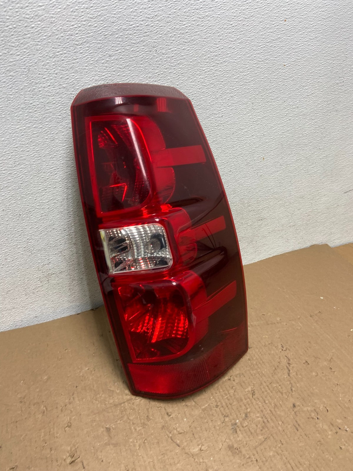 2007-2013 Chevrolet Avalanche Right Passenger RH Side Tail Light AD8252 DW2