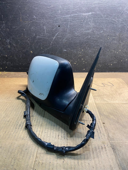 2003-2006 Chevrolet Tahoe Suburban Right Passenger Turn Door Mirror OEM y3931 DG2