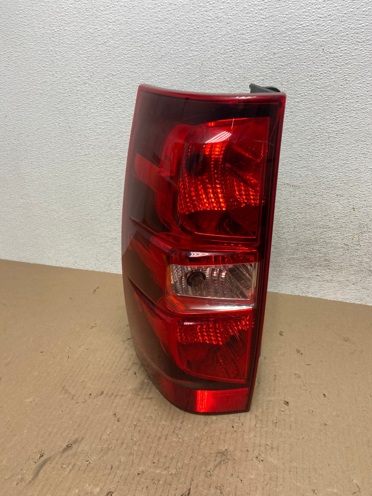 2008-2014 Chevrolet Tahoe Suburban Driver Lh Left Side Tail Light AE8746 LK0