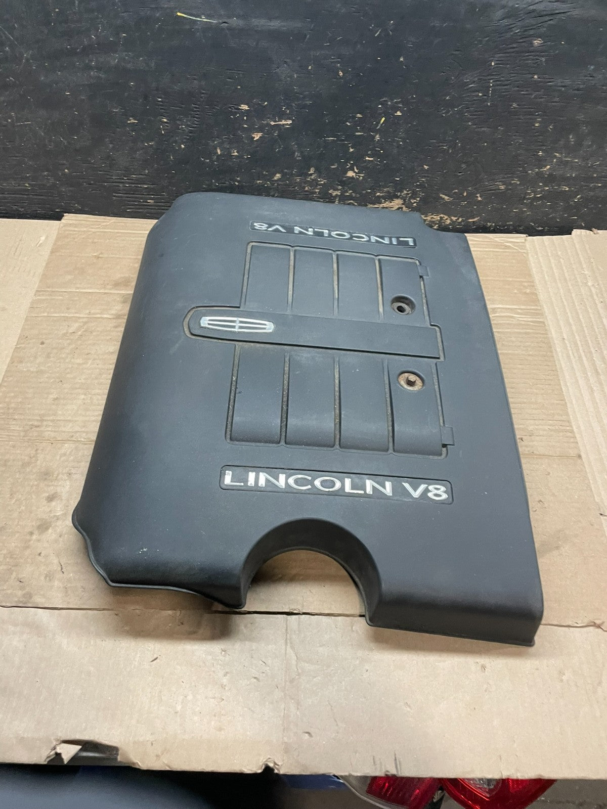 2002 to 2004 Lincoln Navigator 5.4L V8 Engine Motor Cover V2946 DG2