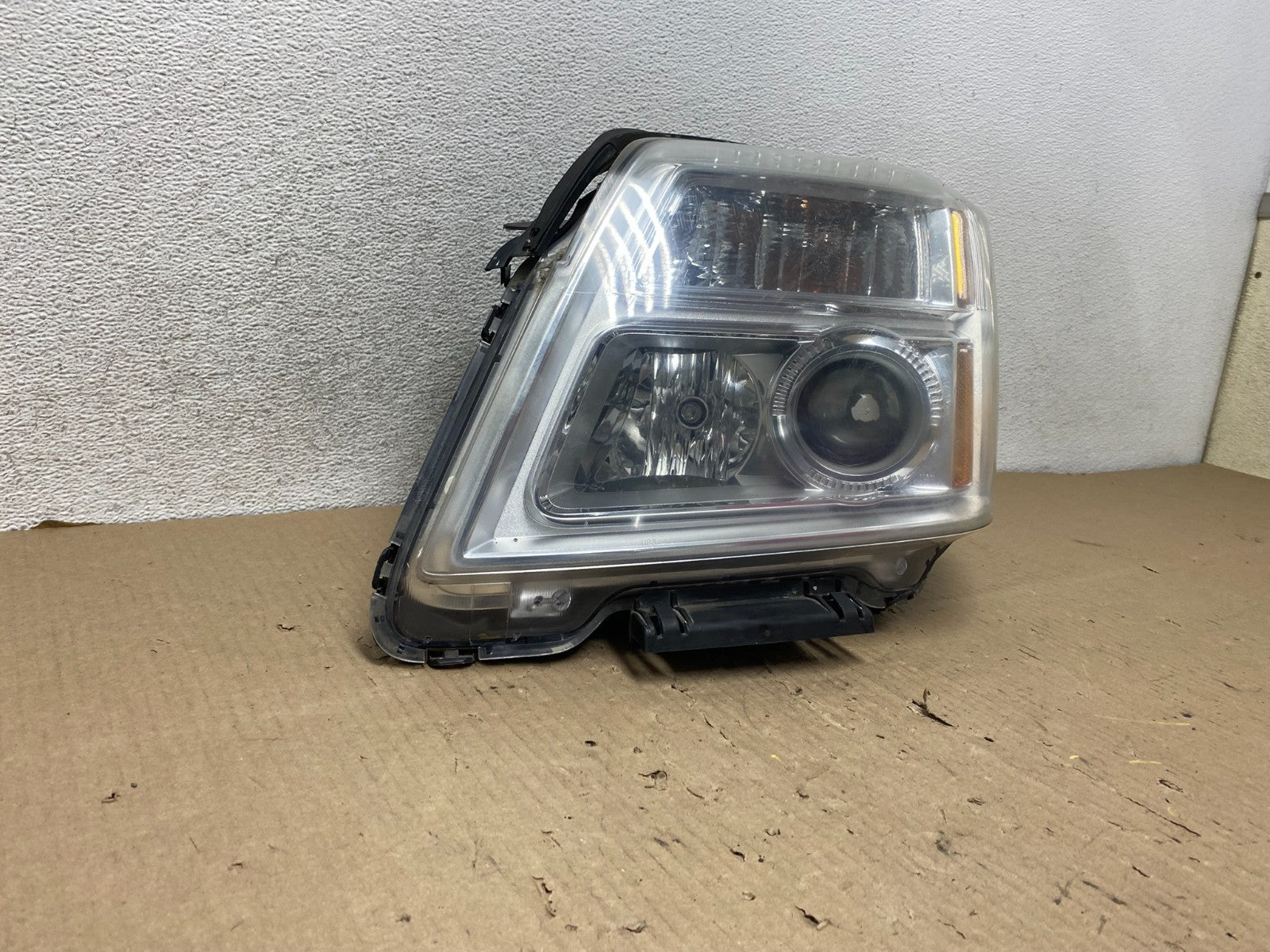 2010 to 2015 GMC Terrain Halogen Left Driver Lh Side Headlight AG8018 DW1