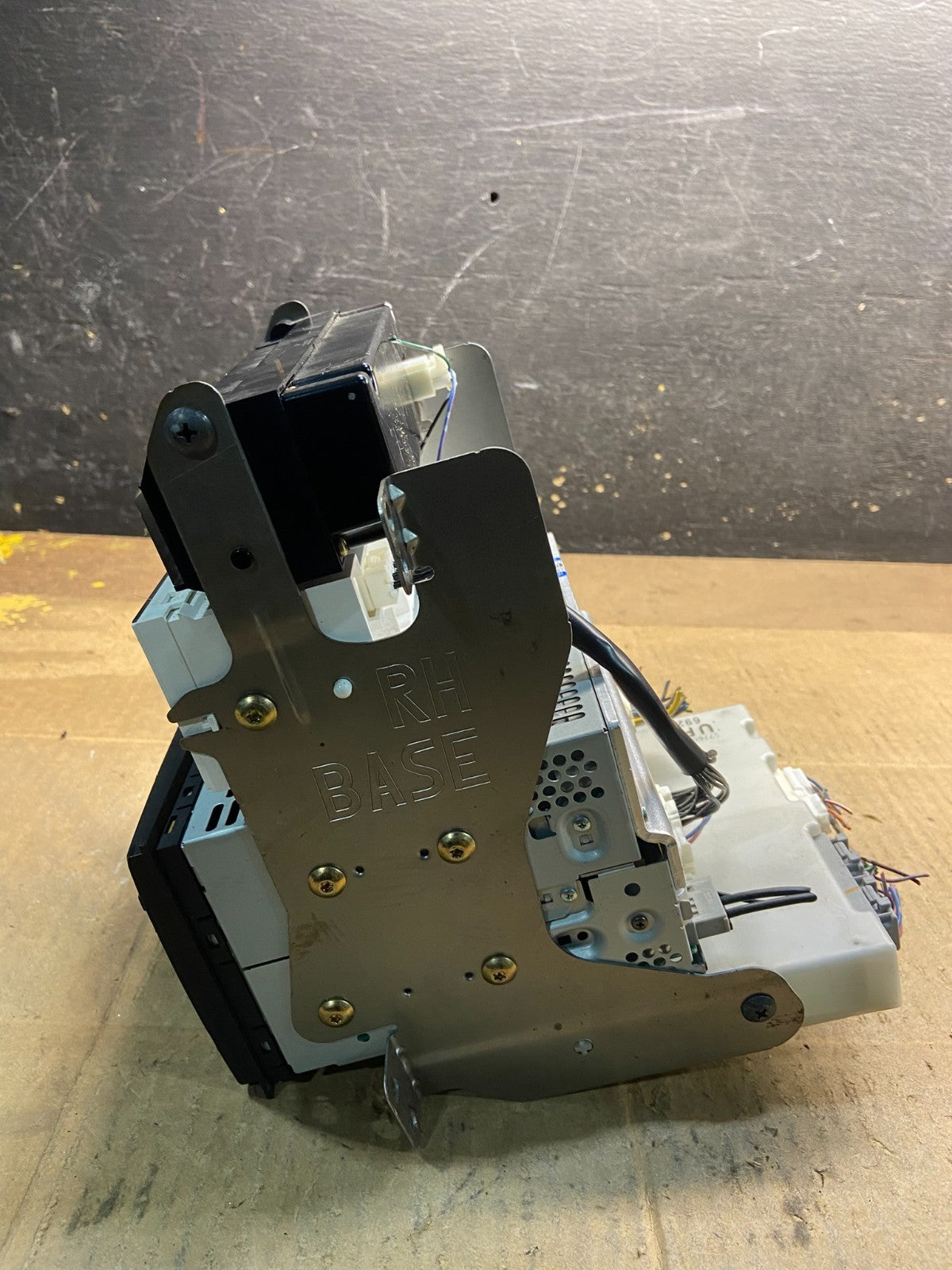 2007 to 2008 Nissan Maxima AM FM CD Radio Receiver 28185 ZK30A Y7302 DG1