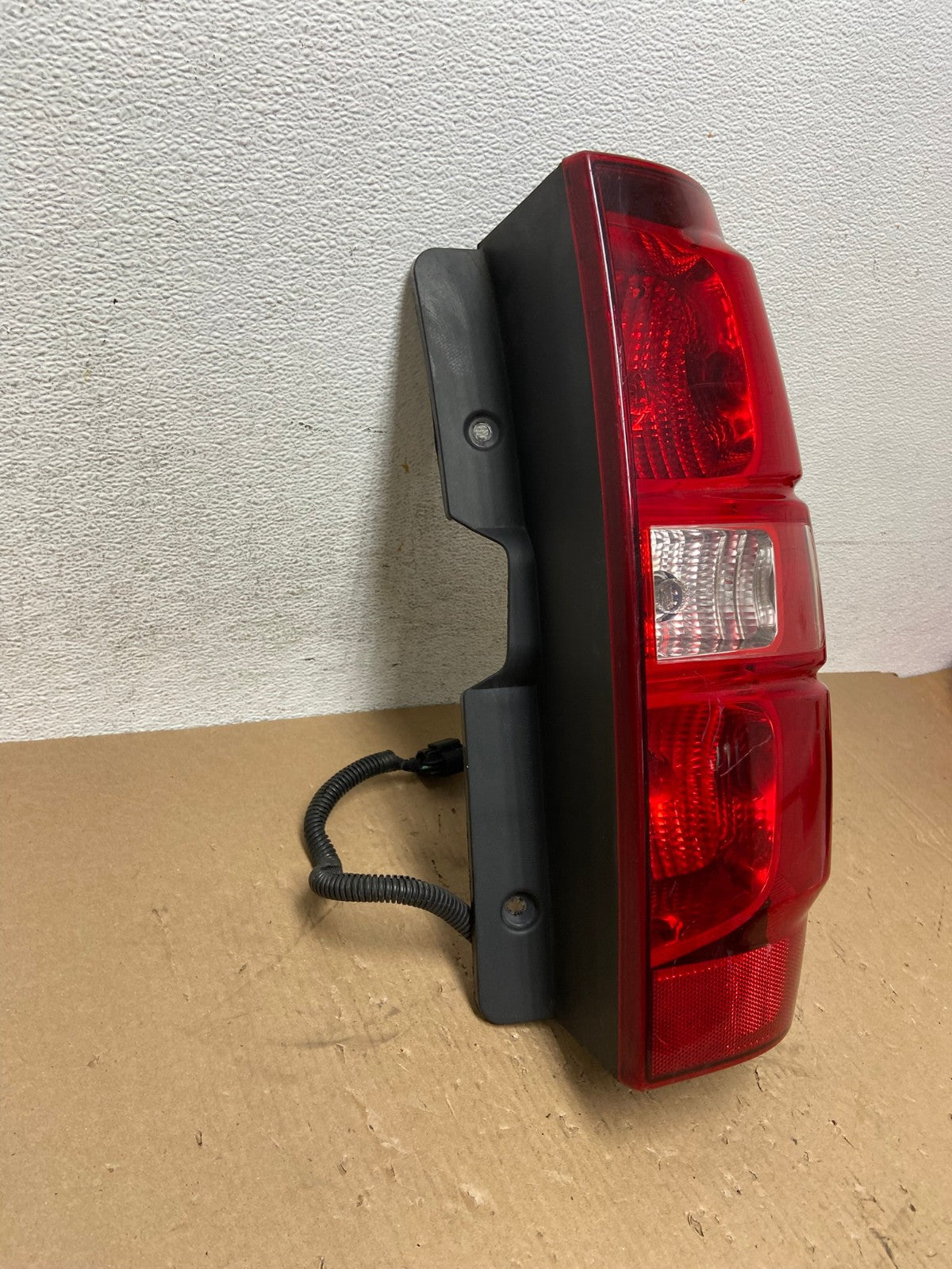 2007-2013 Chevrolet Avalanche Right Passenger RH Side Tail Light AD7735 LK2