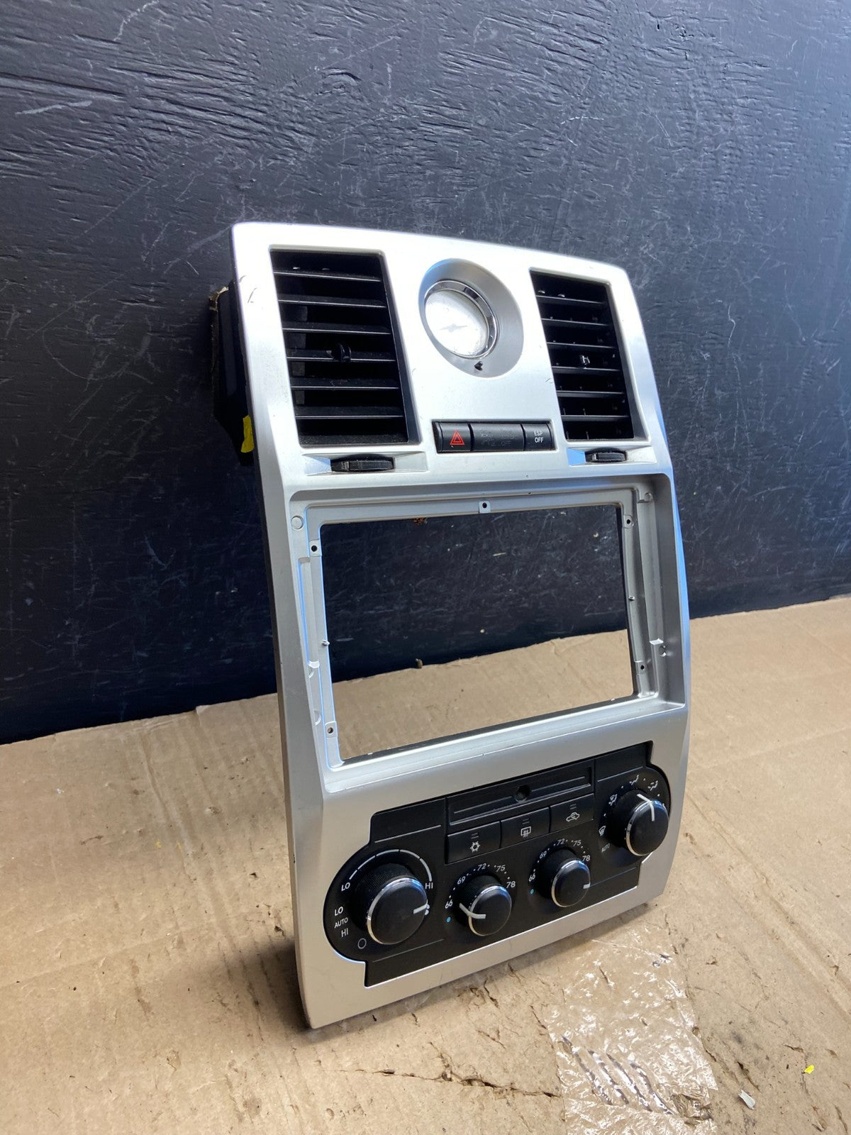 2005 to 2007 Chrysler 300 Dash Heater A/C Climate Control Radio Panel ae1999 DG4