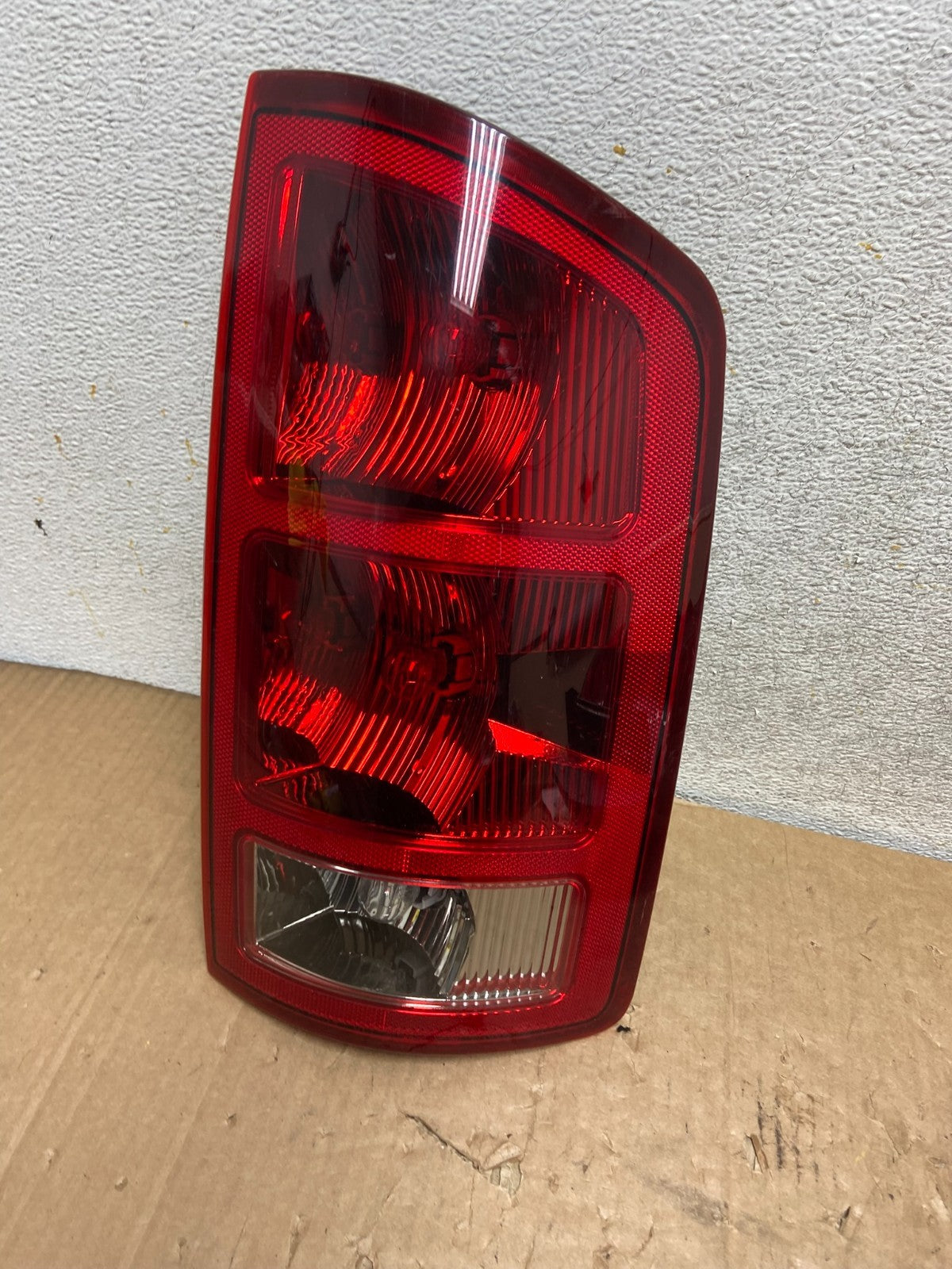 2002 to 2006 Dodge Ram 1500 Right passenger Rh side Tail Light AI9130 LK0