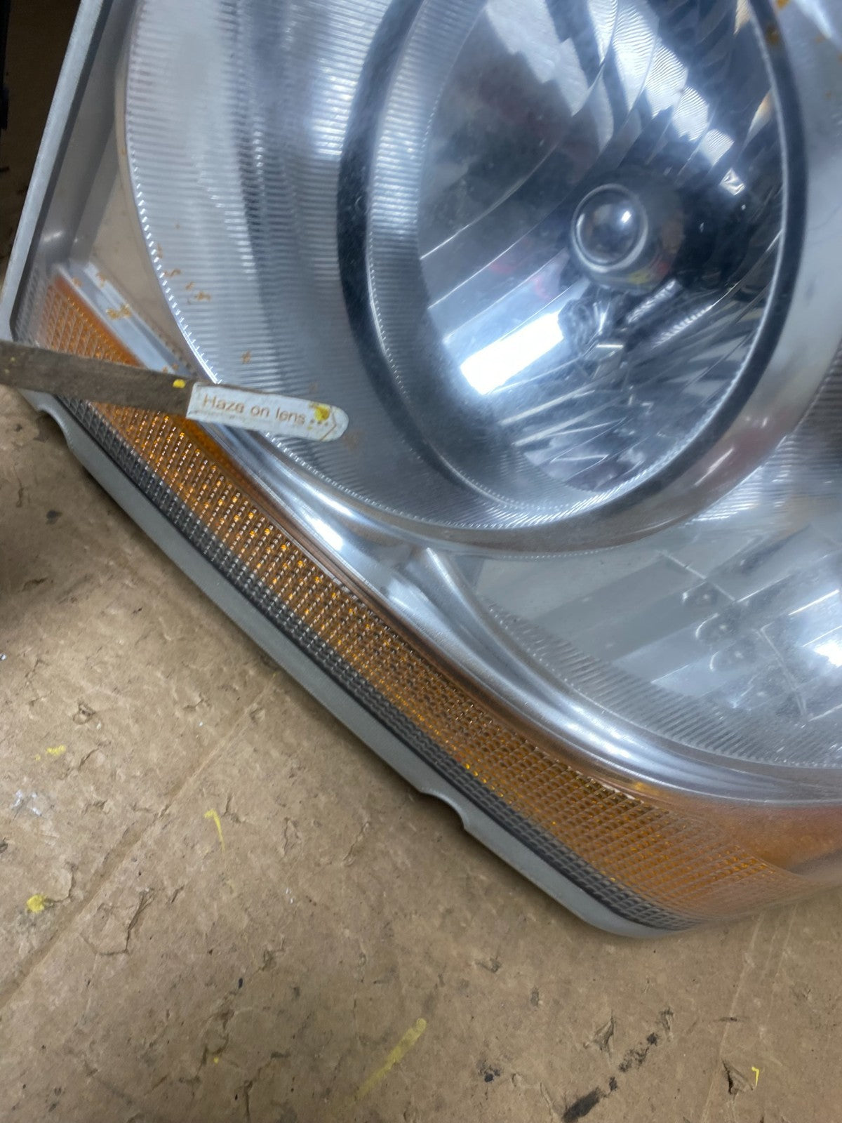 2004 - 2005 Dodge Durango Left+Right Side Headlights V8220 DW11