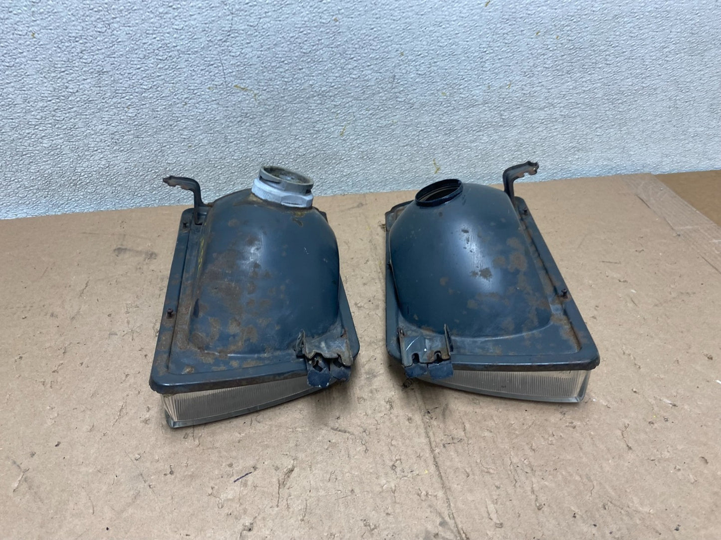 1986 to 1988 Mitsubishi Tredia Left+Right Set Side Headlights S4152 PS5
