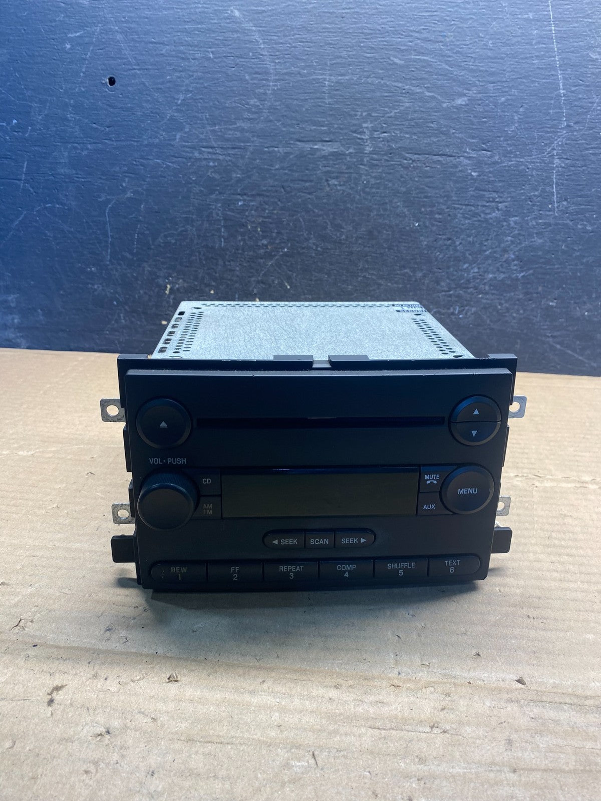 2004 to 2008 Ford F150 Mustang Radio Stereo Audio AM/FM AF3989 DW0
