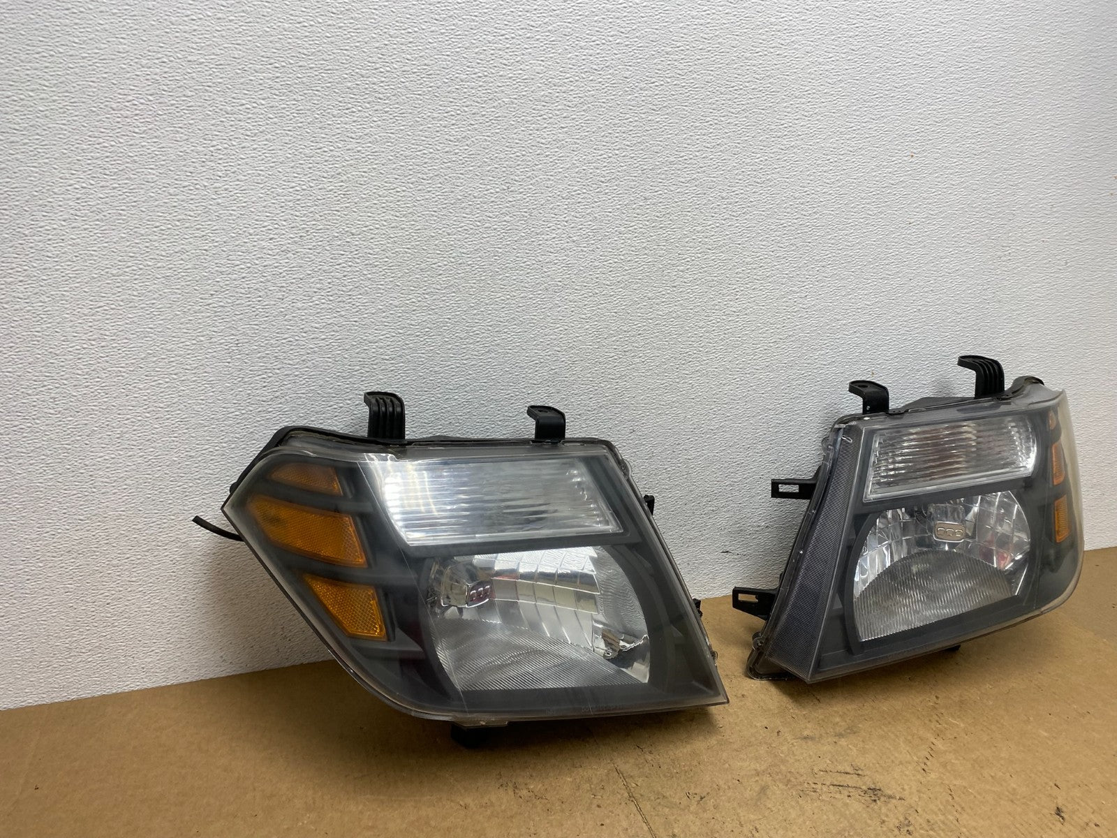 2008 to 2012 Nissan Pathfinder Halogen Headlight Left+Right Set AC3580 DW2